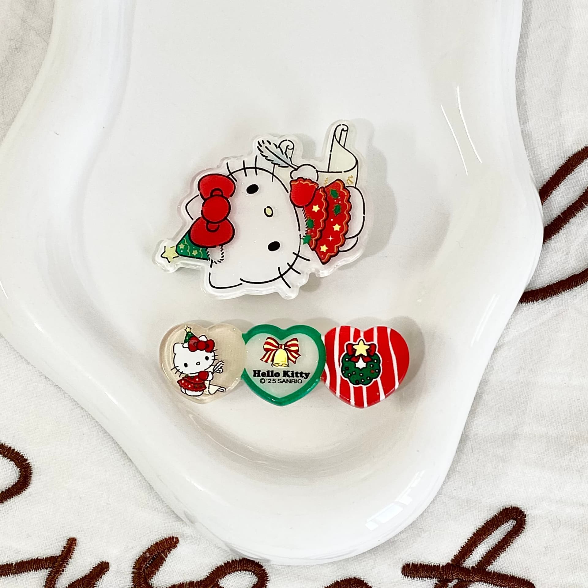 Заколка Sanrio Hello Kitty Красный белый Рождественская коллекция Мультяшный рисунок Милый и симпатичный Заколка для волос Освежающий Привлекательный Чёлка Акрил - изображение 5