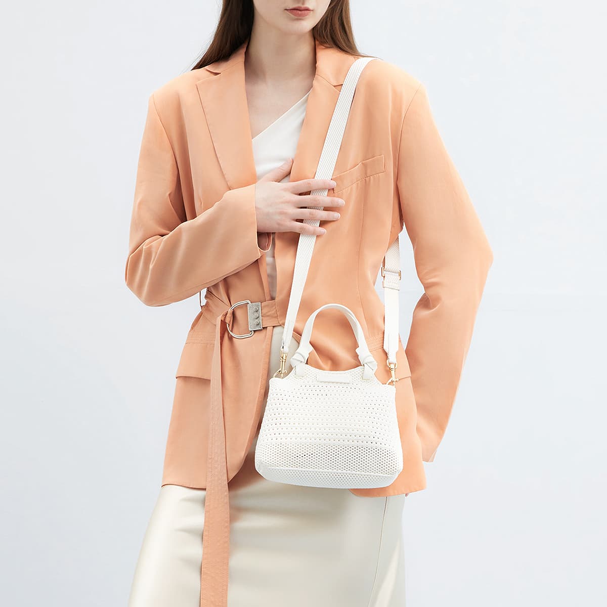 Сумка CHARLES&KEITH Модная мягкая сумка-тоут из плетеного PU для отпуска - изображение 5