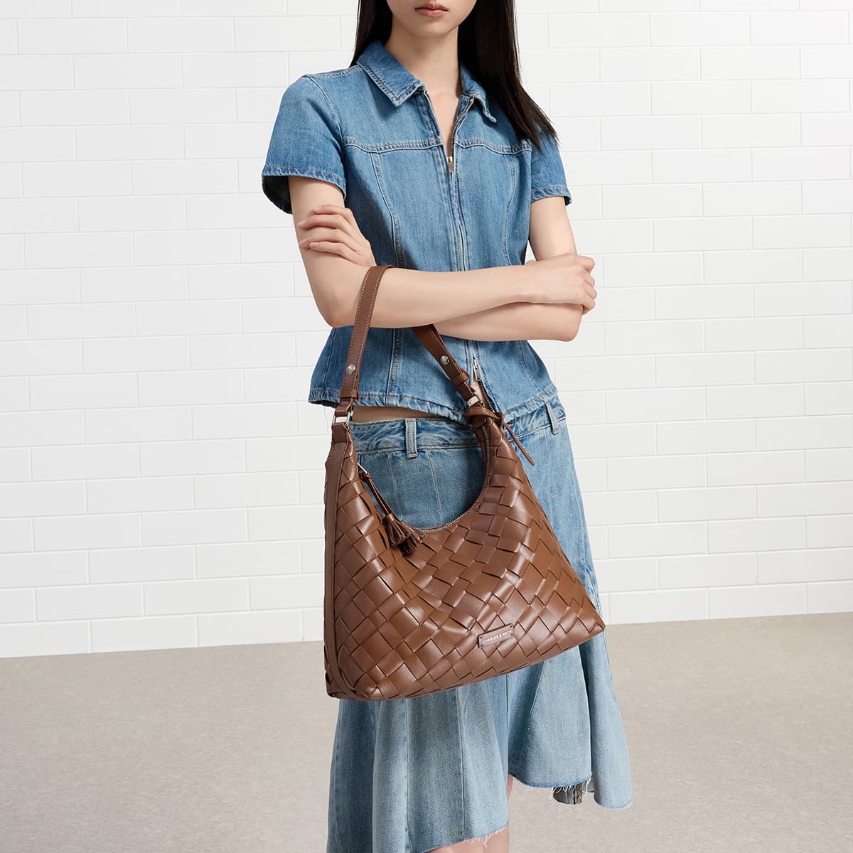 Мини-сумка CHARLES&KEITH Сумка-тоут из PU среднего размера с большим основным отделением, молочно-белый/шоколадный/черный - изображение 5