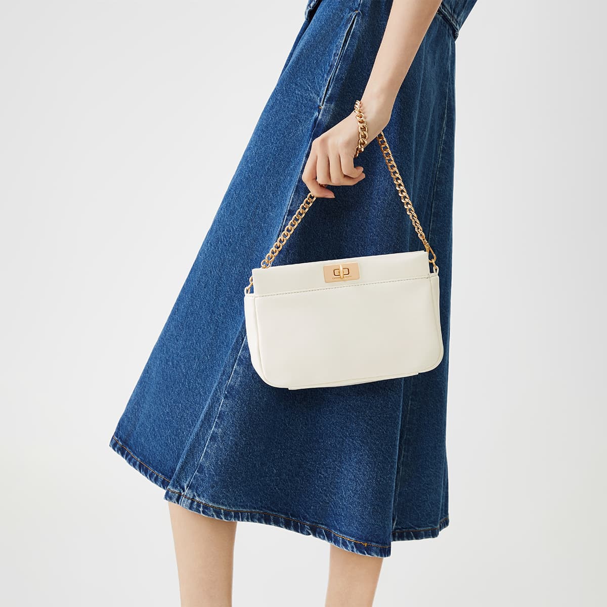 Сумка через плечо CHARLES&KEITH Мягкая минималистичная повседневная сумка через плечо с замком PU, маленький размер, женская, кремово-молочный белый/черный/темно-коричневый - изображение 5