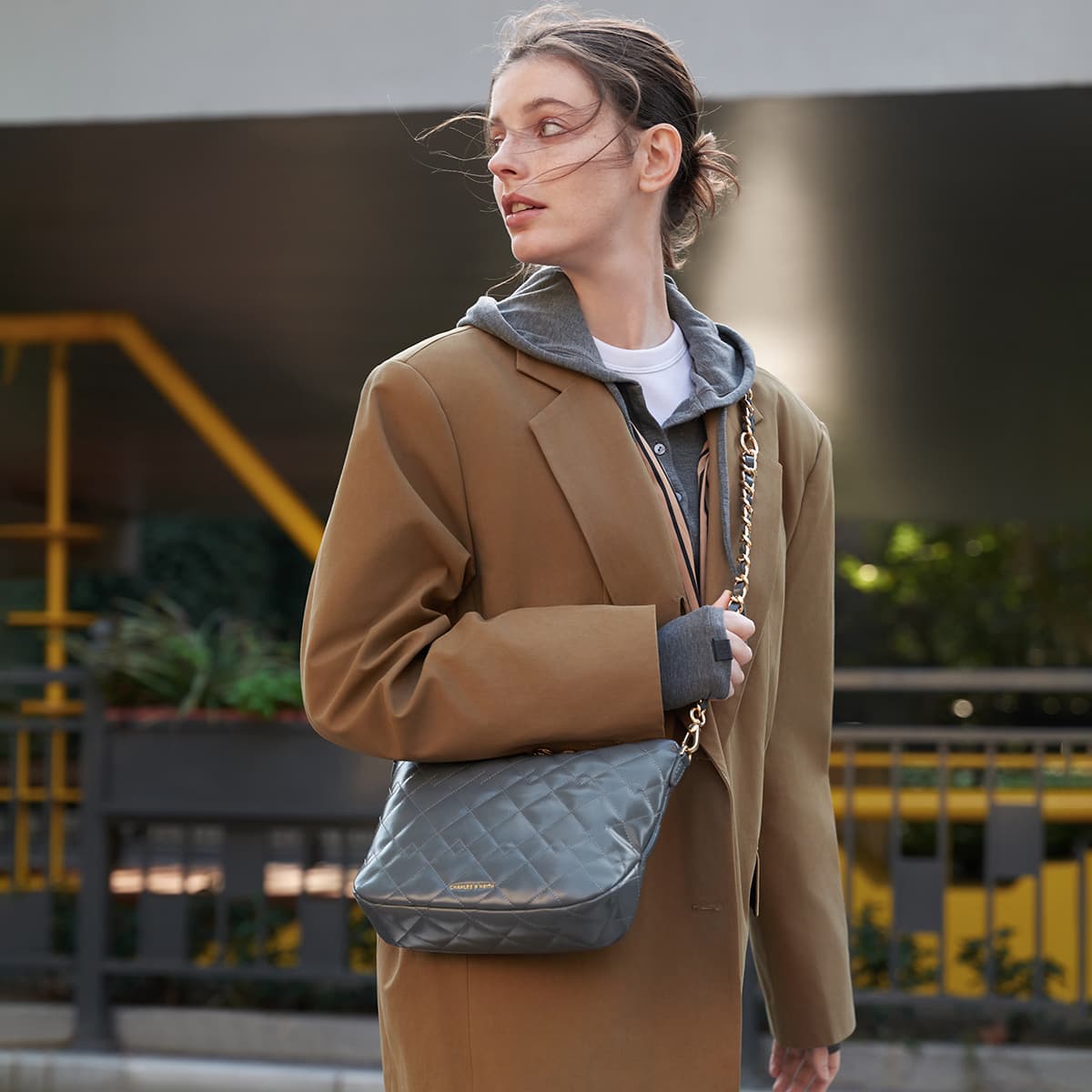 Сумка через плечо CHARLES&KEITH Ромбовидная цепочка PU полиуретановая сумка через плечо Средний Женский Многоцветный - изображение 5