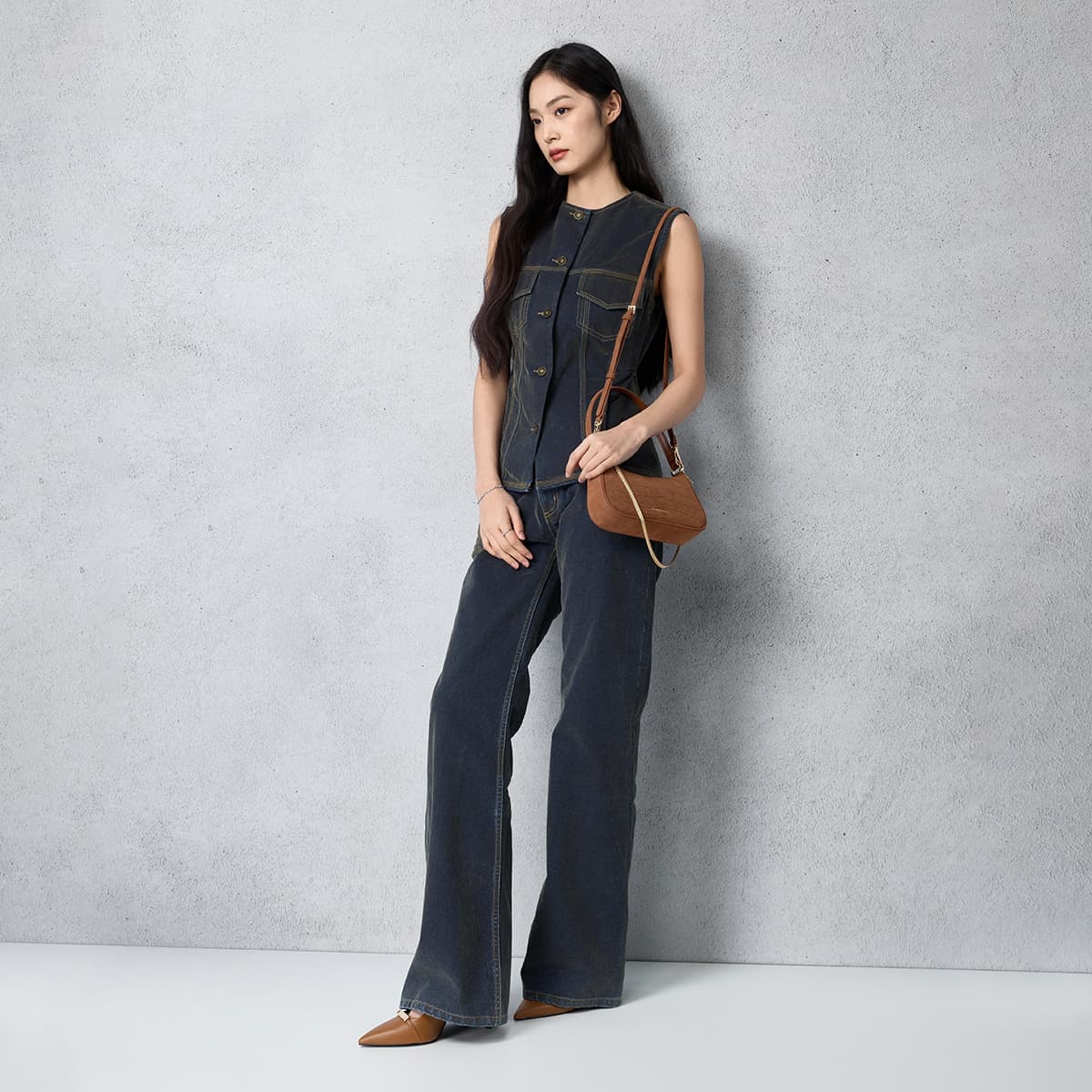 Мини-сумка CHARLES&KEITH Сумка на плечо из искусственной кожи с крокодиловым узором, маленький размер, женская, цвет шоколад/розовый - изображение 6