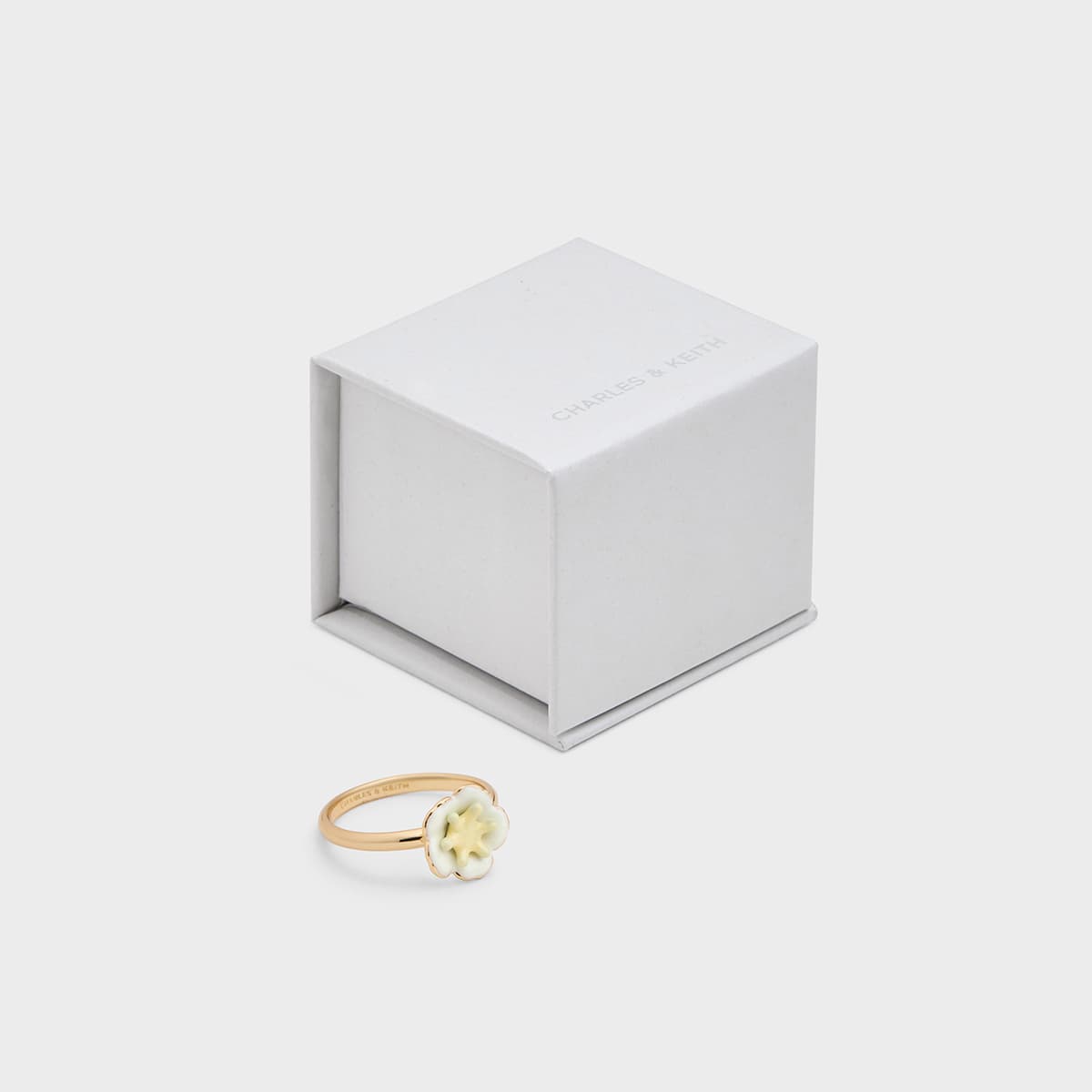 Кольцо CHARLES&KEITH Золотое кольцо из латуни с маргариткой, закрытое, женское, серия Berry Blossom - изображение 3
