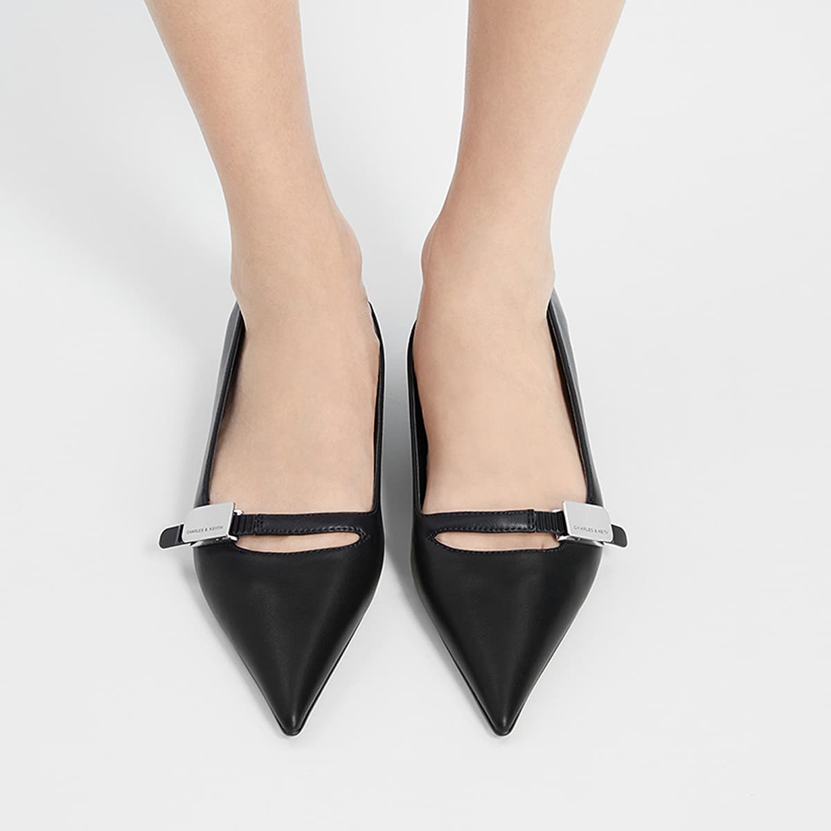 Тапочки CHARLES&KEITH Женские повседневные туфли балетки с металлической пряжкой и заостренным носком на плоской подошве 2,5 см Black/Темно-серый - изображение 4