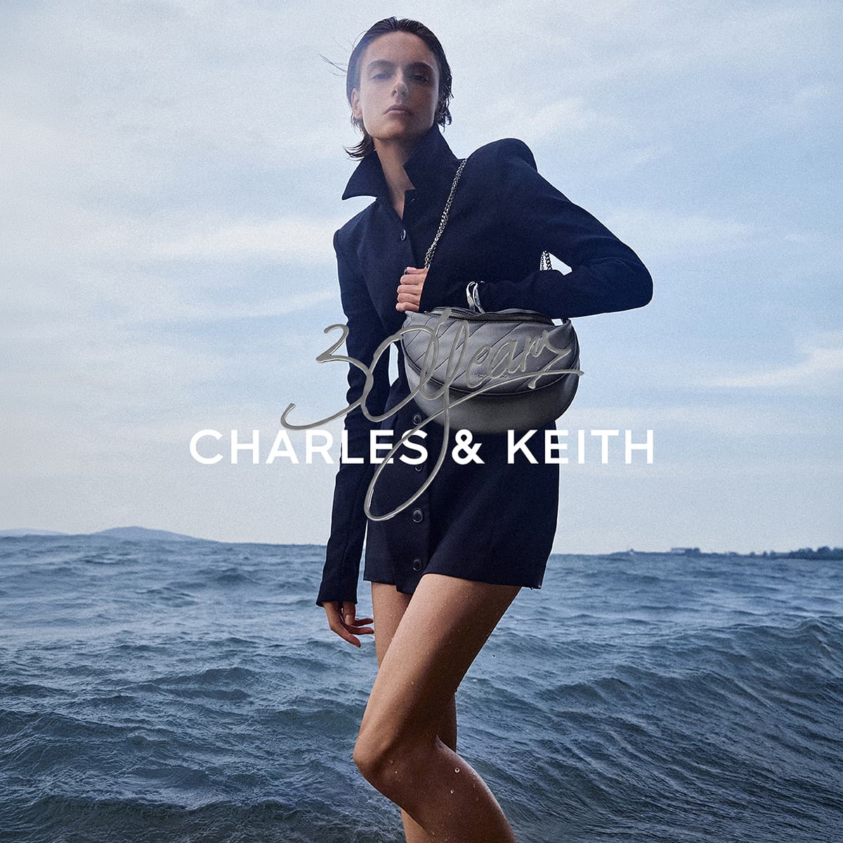 Мини-сумка CHARLES KEITH Сумка через плечо Серого цвета (включен шарм) Женская - изображение 5