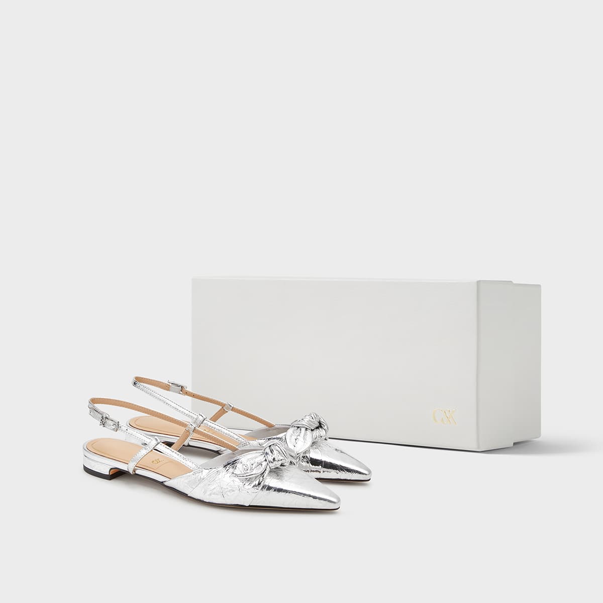 Шлёпанцы CHARLES&KEITH Овечья кожа Заостренный носок Плоская подошва Бант С оборками Сандалии 2,3 см Женский - изображение 4