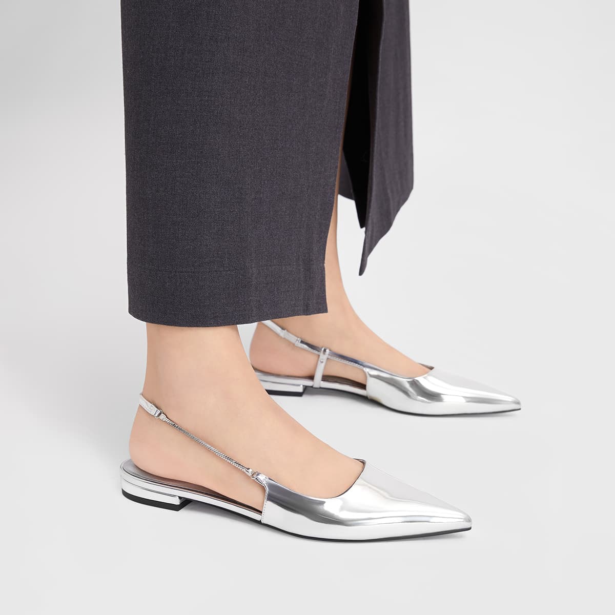 Тапочки CHARLES&KEITH Женские повседневные туфли с цепочкой и заостренным носком PU Французский стиль 2,5 см - изображение 10