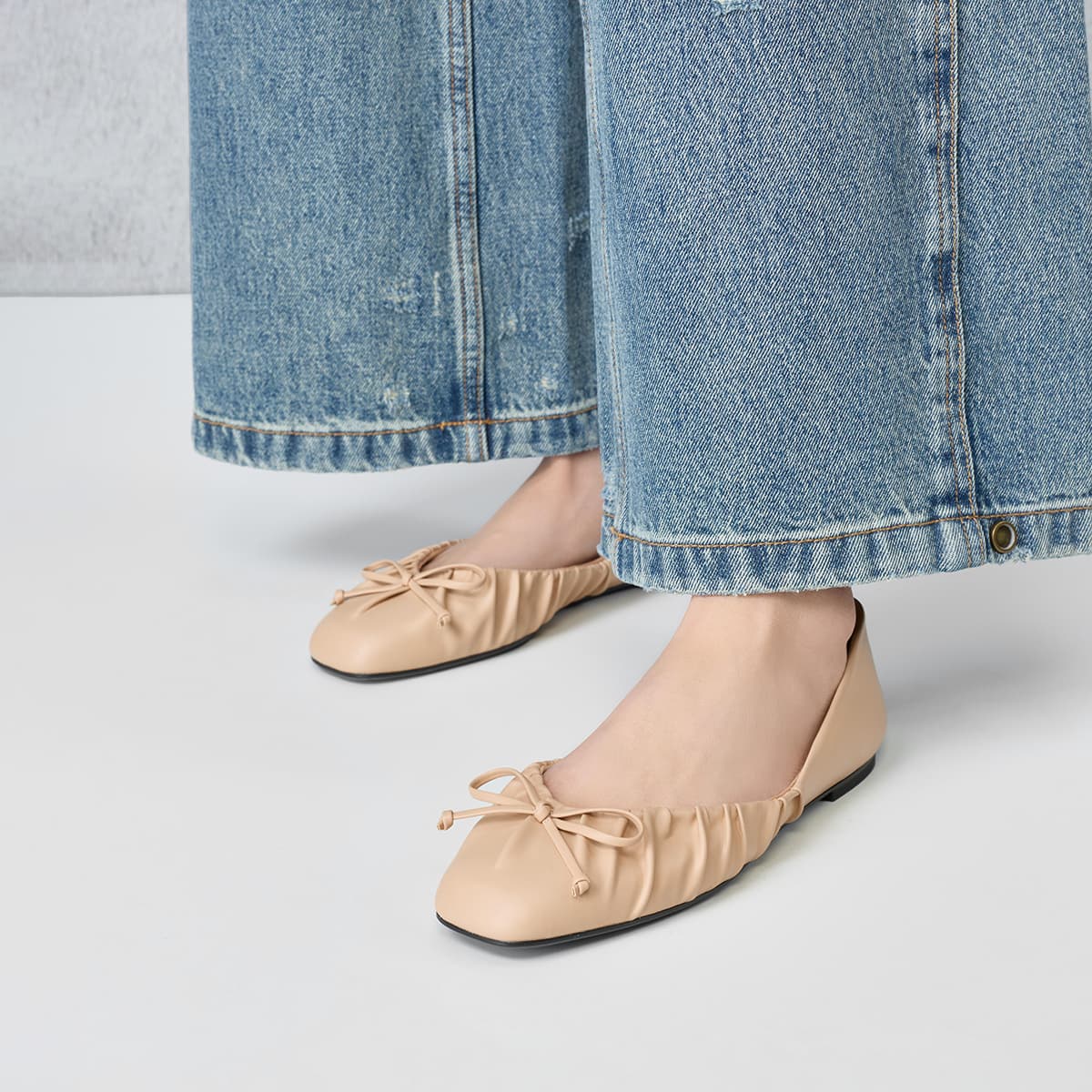 Тапочки CHARLES&KEITH Женские повседневные балетки с бантом и оборками на плоской подошве 0,7 см - изображение 4