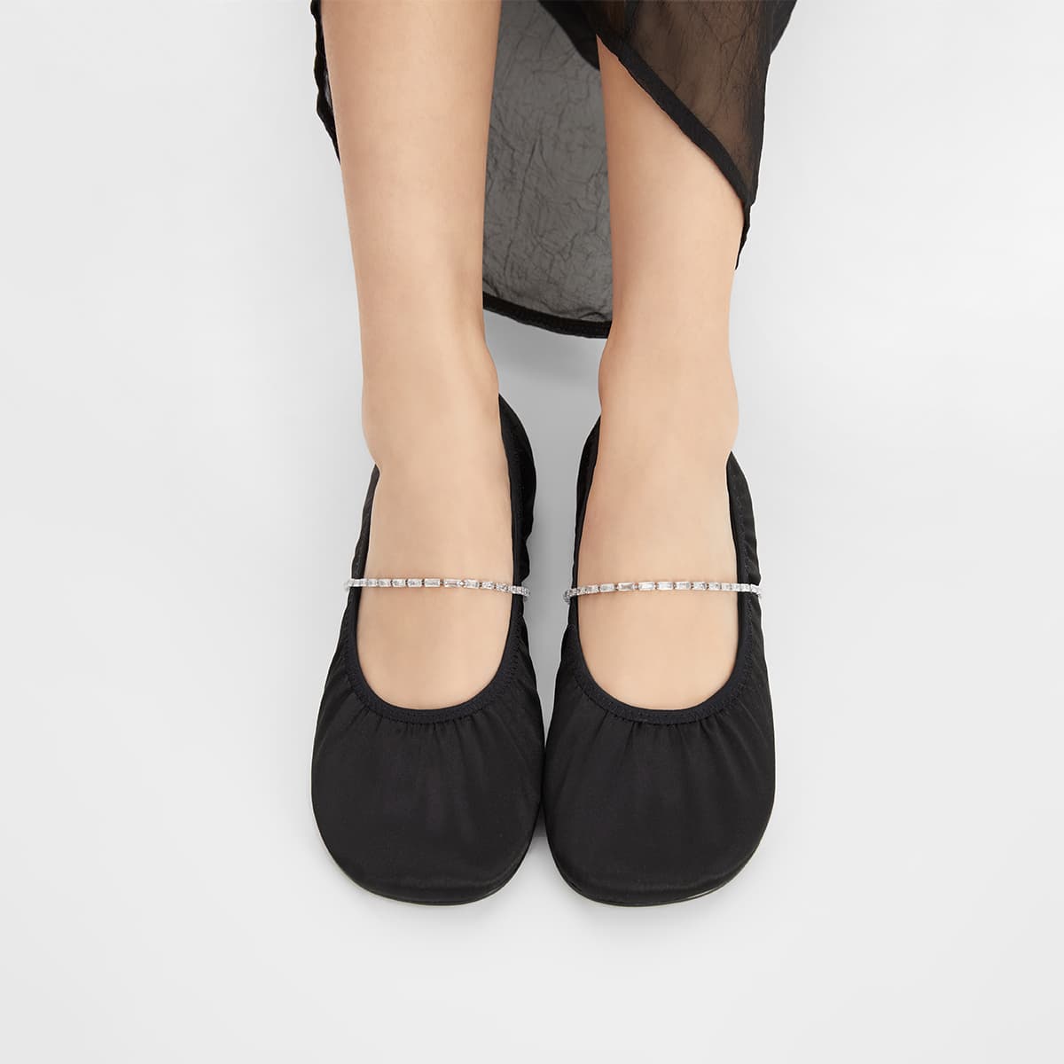Тапочки CHARLES&KEITH Женские повседневные туфли балетки с цепочкой из сатина с оборками на плоской подошве 0,9 см - изображение 5