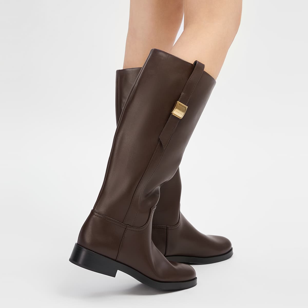 Ботинки CHARLES&KEITH Высокие сапоги до колена с металлической пряжкой на плоской подошве 3,3 см женские многоцветные - изображение 5