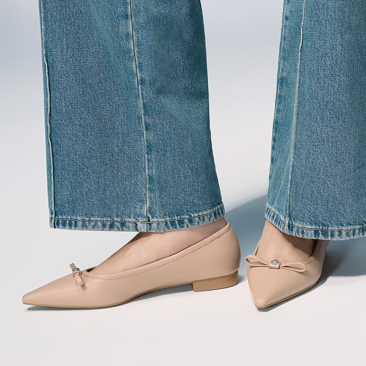 Тапочки CHARLES&KEITH Женские повседневные туфли с бантом и заостренным носком на плоской подошве 1,6 см - изображение 4