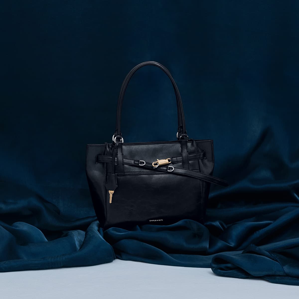 Мини-сумка CHARLES KEITH ПУ (полиуретан) Сумка через плечо Большая Женская Винтажная модель Дубленый Черный - изображение 4