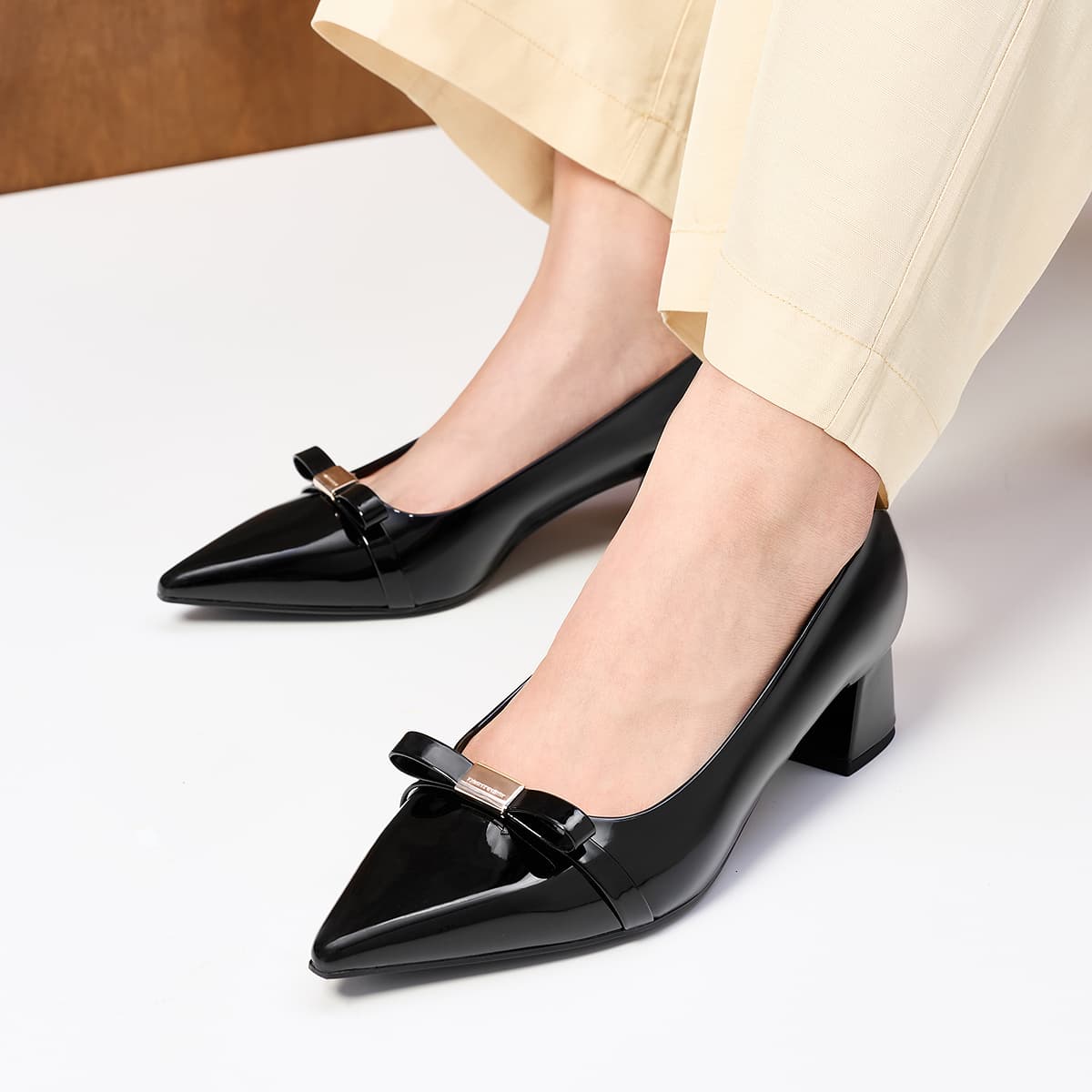 Туфли CHARLES&KEITH PU элегантные офисные туфли с бантом и заостренным носком на грубом каблуке 4см женские - изображение 4