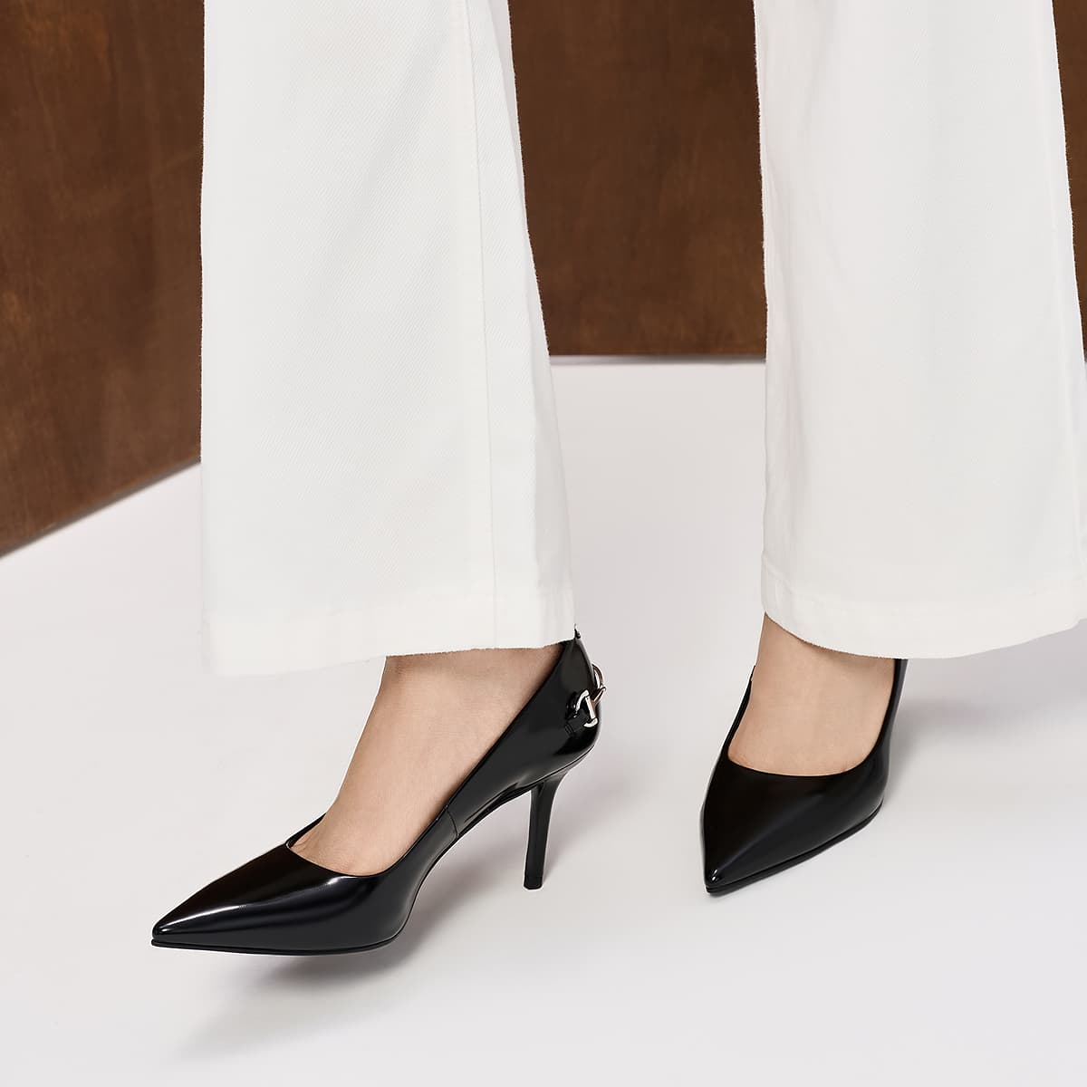 Туфли CHARLES&KEITH Женские туфли на высоком каблуке 8,2 см с заостренным носком и металлической отделкой - изображение 5