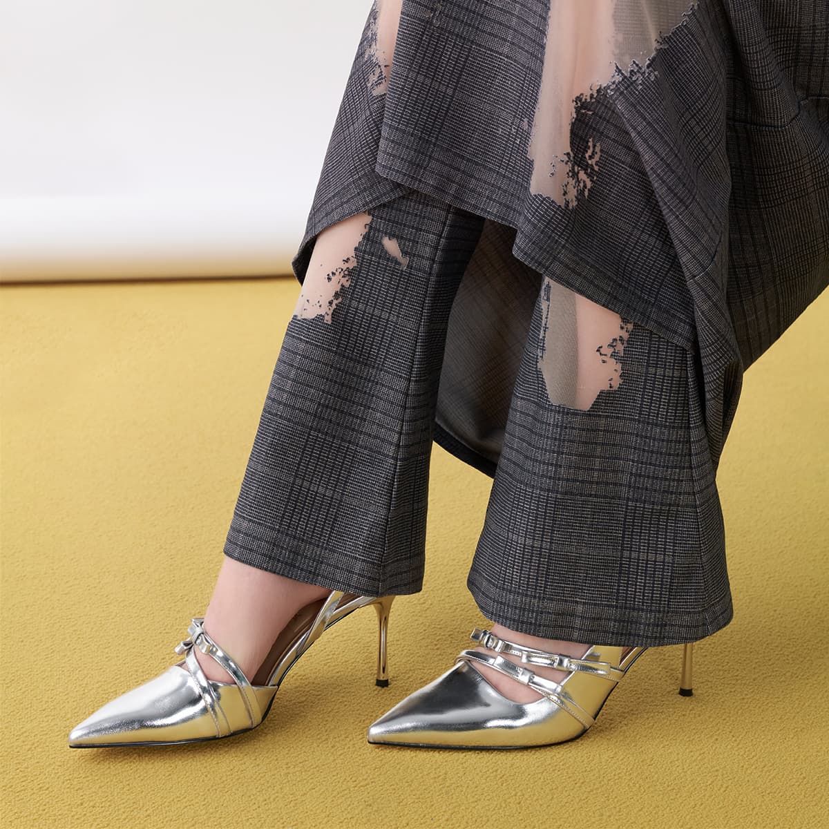 Шлёпанцы CHARLES&KEITH Сандалии на высоком каблуке (8 см) с бантом и заостренным носком из овечьей кожи и сатина, серебристые - изображение 8