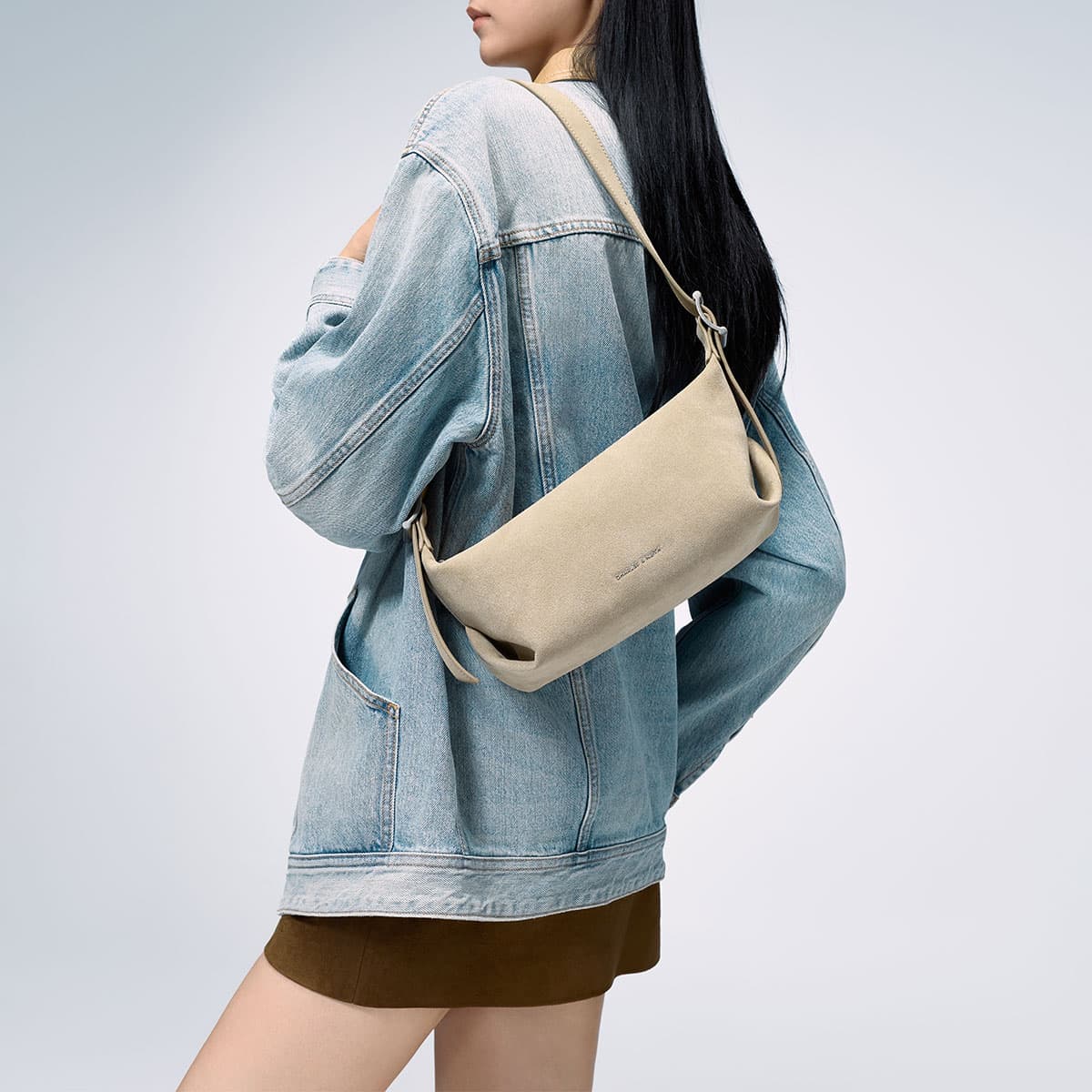 Мини-сумка CHARLES&KEITH Винтажная замшевая сумка на плечо из искусственной кожи, сумка-подушка, маленький размер, женская модель, цвет Deep Olive/Nutmeg Beige - изображение 8