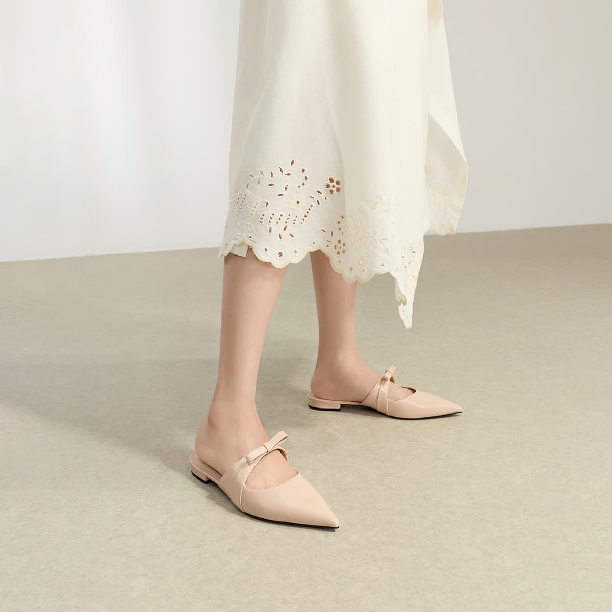 Сандалии CHARLES&KEITH Летние мюли с бантом и заостренным носком на плоской подошве 2 см, композитная подошва, женские - изображение 4