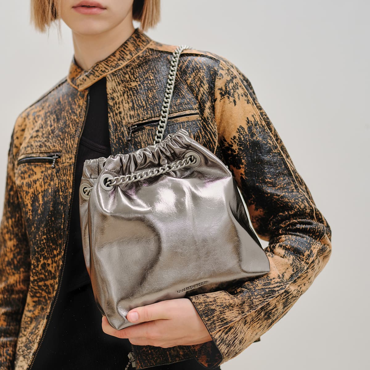 Сумка через плечо CHARLES&KEITH Сумка через плечо среднего размера для женщин в стиле хобо и ведрообразная с цепочкой и шнурком Черный/Кремово-молочный белый/Оловянно-серый - изображение 6