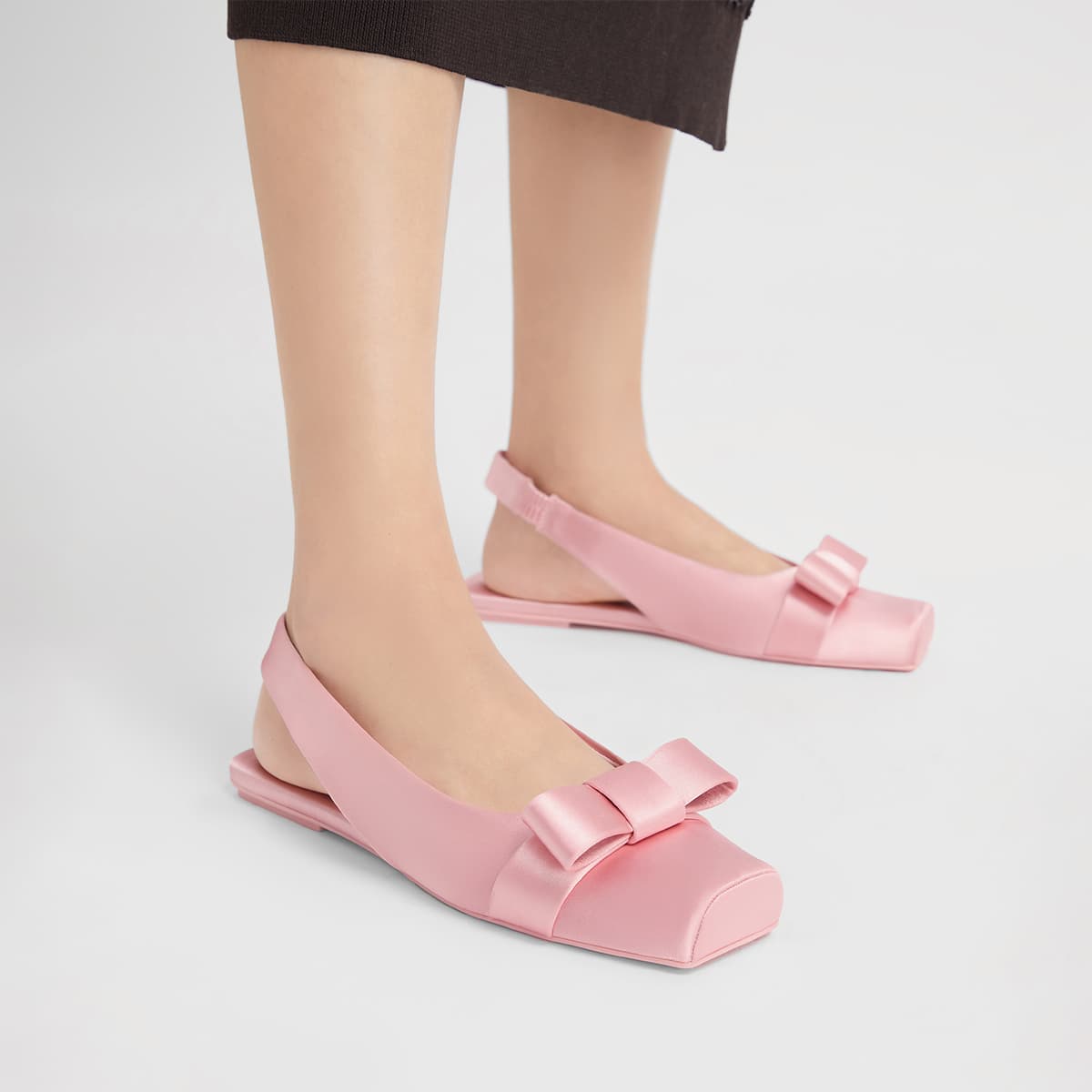 Шлёпанцы CHARLES&KEITH Женские сандалии на плоской подошве с квадратным носком и атласным бантом - изображение 7