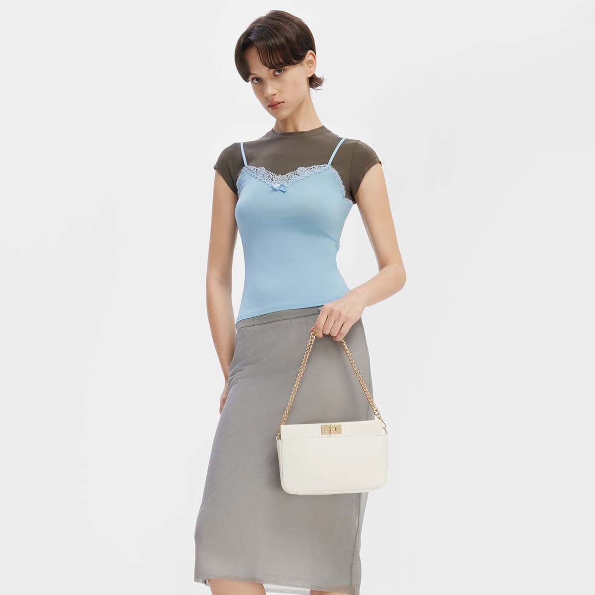 Сумка через плечо CHARLES&KEITH Мягкая минималистичная повседневная сумка через плечо с замком PU, маленький размер, женская, кремово-молочный белый/черный/темно-коричневый - изображение 3