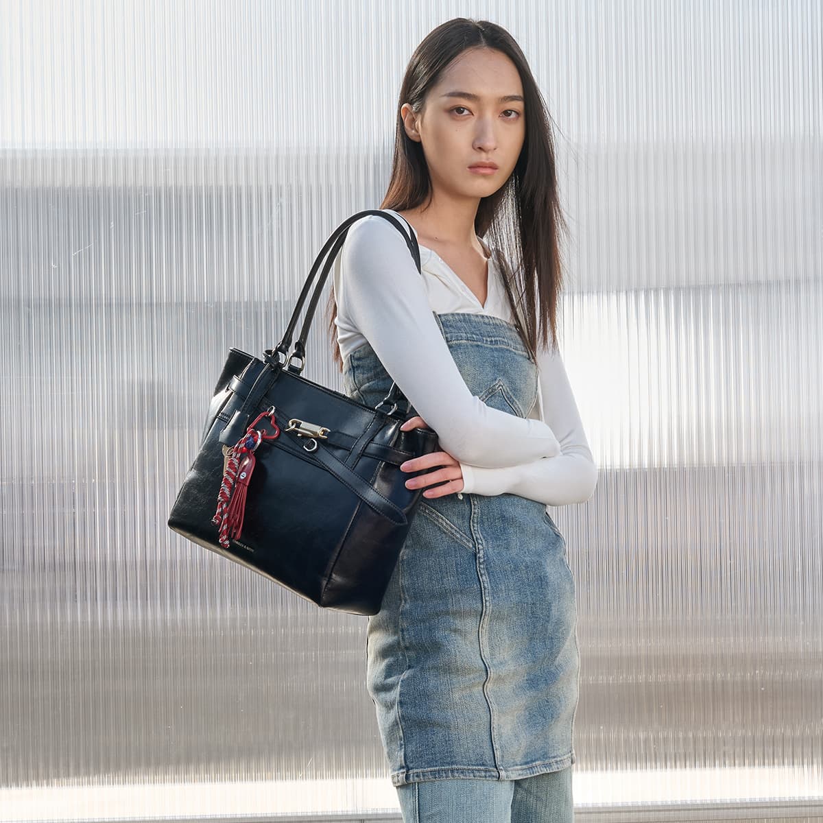 Мини-сумка CHARLES KEITH ПУ (полиуретан) Сумка через плечо Большая Женская Винтажная модель Дубленый Черный - изображение 6