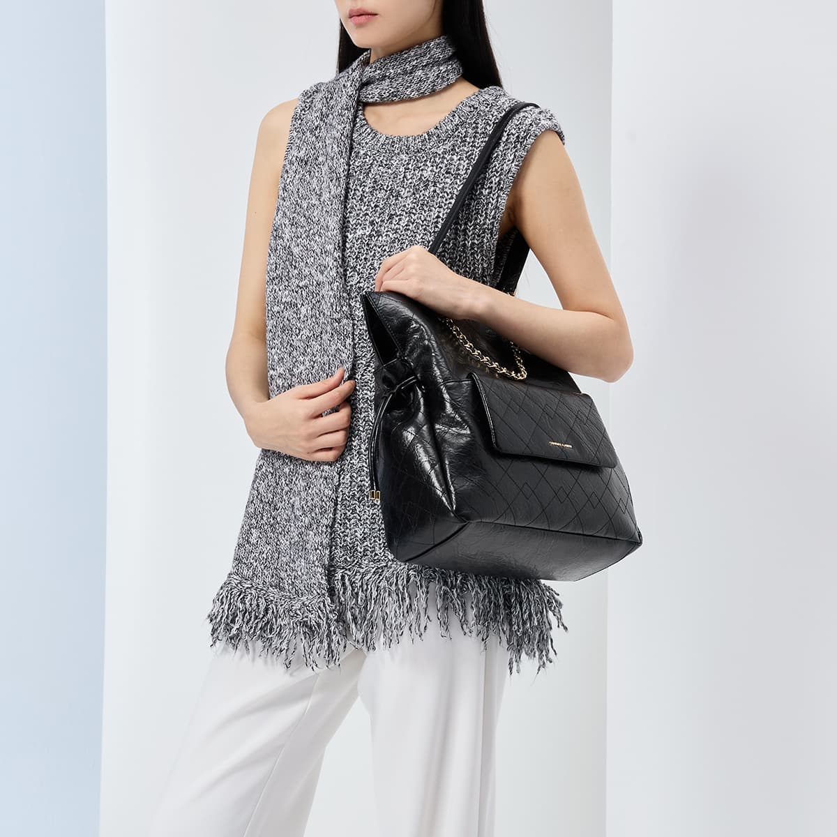 Рюкзак CHARLES&KEITH Летний Привлекательный Рюкзак С Ромбовидным Узором И Шнурком PU Сумки Через Плечо Большой Женский Черный/Кремово-молочный Белый - изображение 5