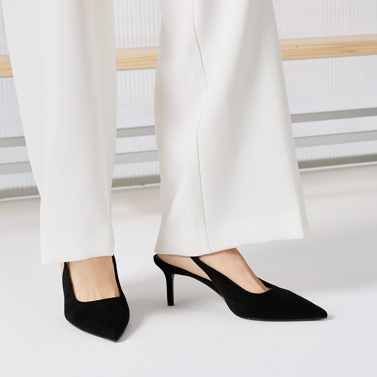 Туфли CHARLES&KEITH Женские босоножки на узком каблуке 7,2 см с открытой пяткой и заостренным носком из текстурированной ткани черного цвета - изображение 5