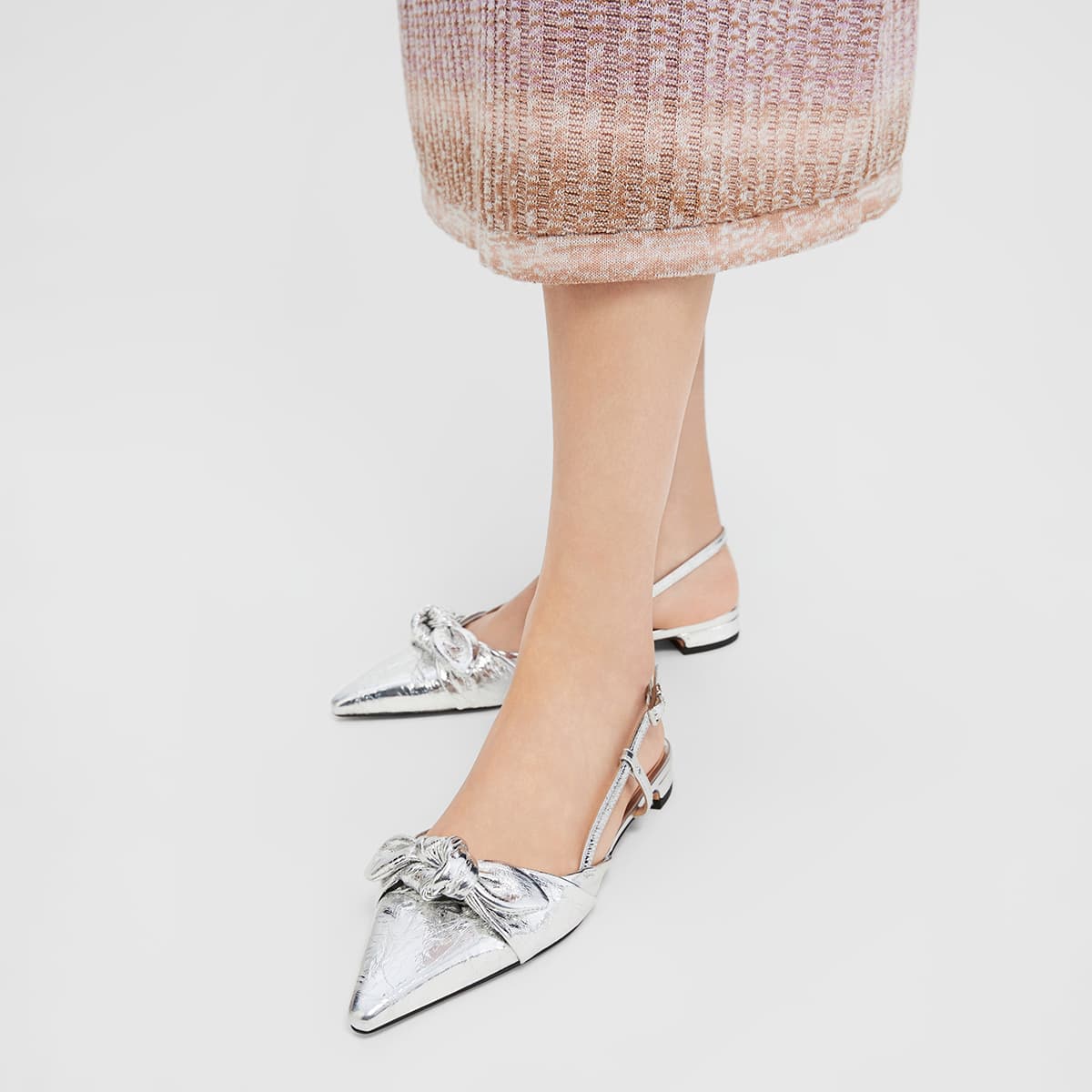 Шлёпанцы CHARLES&KEITH Овечья кожа Заостренный носок Плоская подошва Бант С оборками Сандалии 2,3 см Женский - изображение 5