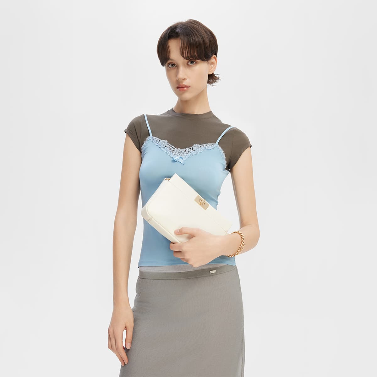 Сумка через плечо CHARLES&KEITH Мягкая минималистичная повседневная сумка через плечо с замком PU, маленький размер, женская, кремово-молочный белый/черный/темно-коричневый - изображение 4
