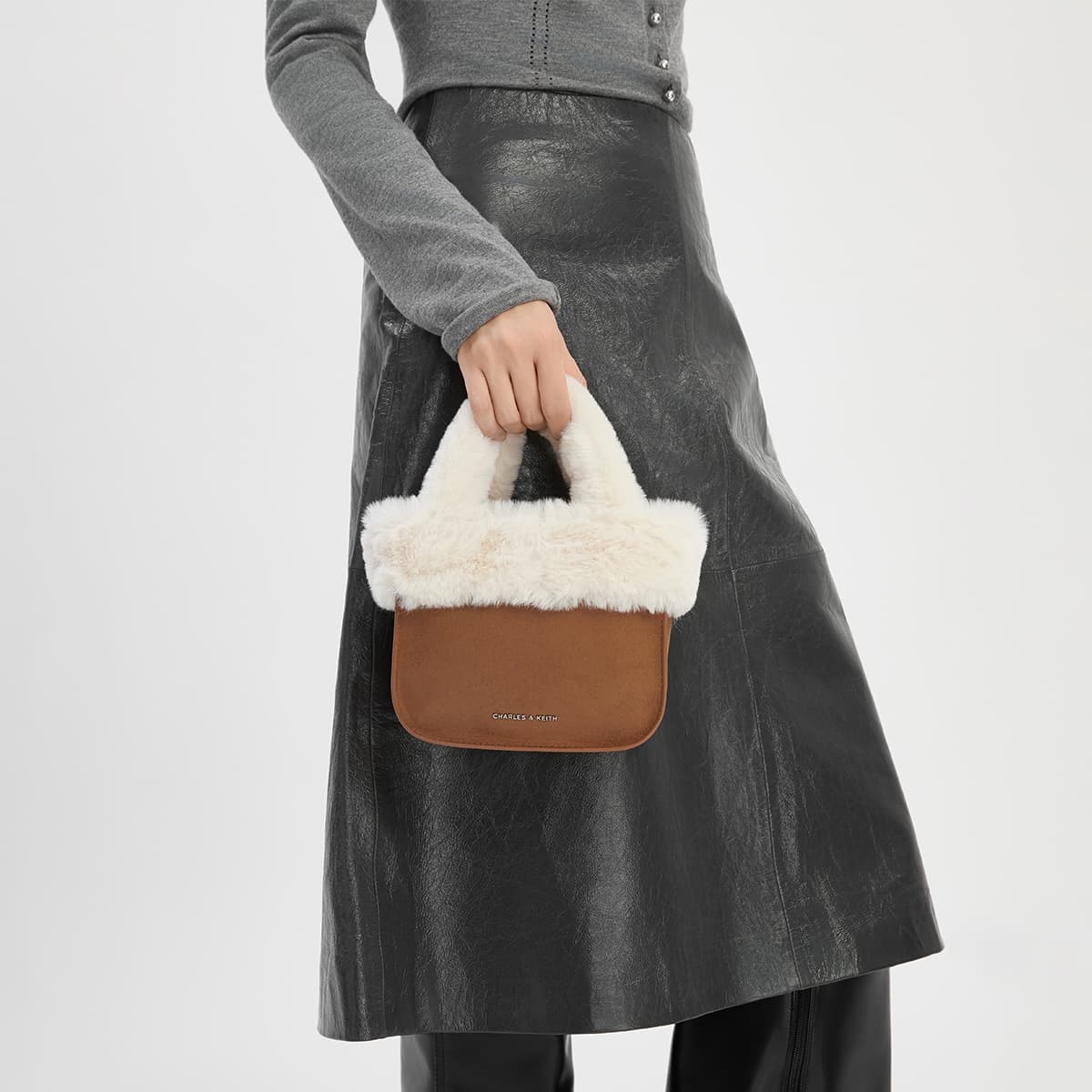 Сумка CHARLES&KEITH Мягкая сумка-тоут из искусственного меха PU с тканевыми вставками, Орех, Ручная сумка, Сумка через плечо, Обычный размер, Женский, Коричневый/бежевый/розовый - изображение 4