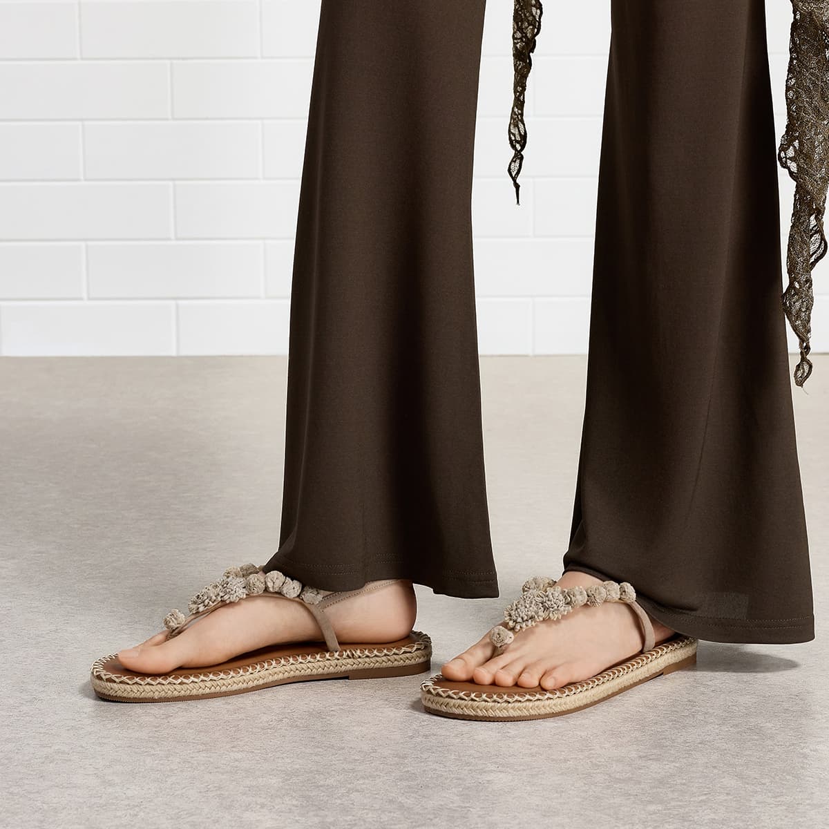 Шлёпанцы CHARLES&KEITH Летние Плетеные Стринги С Цветами Из PU Ткани, Дышащие Сандалии Для Пляжа С Ремешком, Высота Каблука 1,7 См, Женские - изображение 4