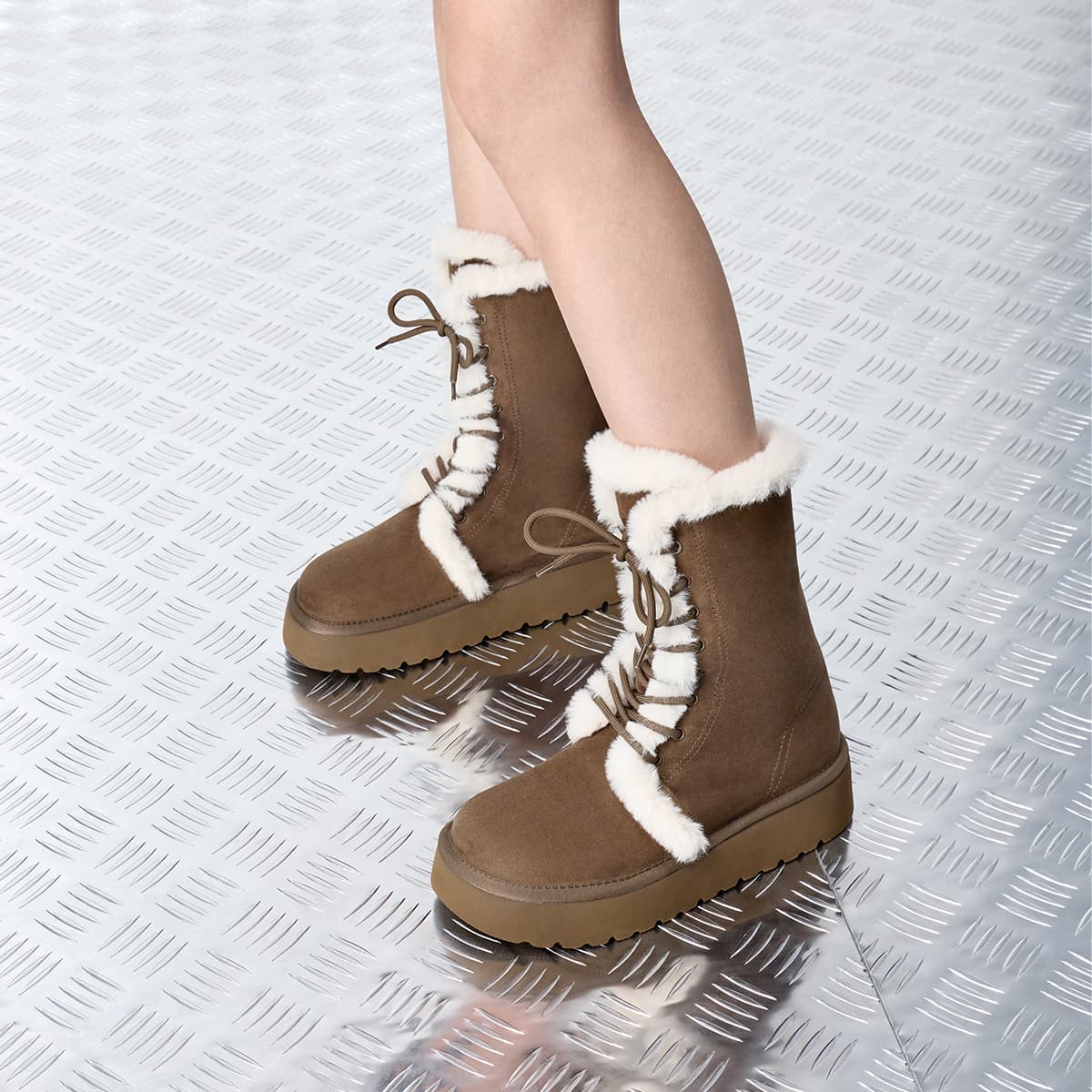 Ботинки зимние CHARLES&KEITH Замшевые термозащитные зимние ботинки на платформе с флисовой подкладкой и шнуровкой Мартинсы около 5см короткие женские - изображение 4