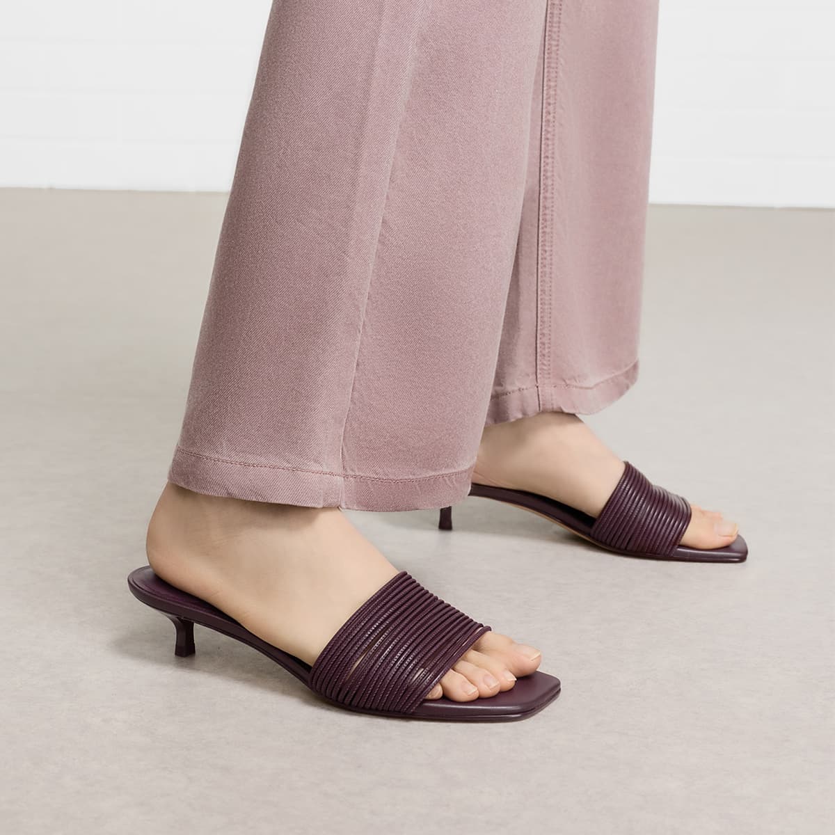 Сандалии CHARLES&KEITH Летние французские сандалии с квадратным носком и тонкими ремнями на низком каблуке 3,8 см - изображение 4