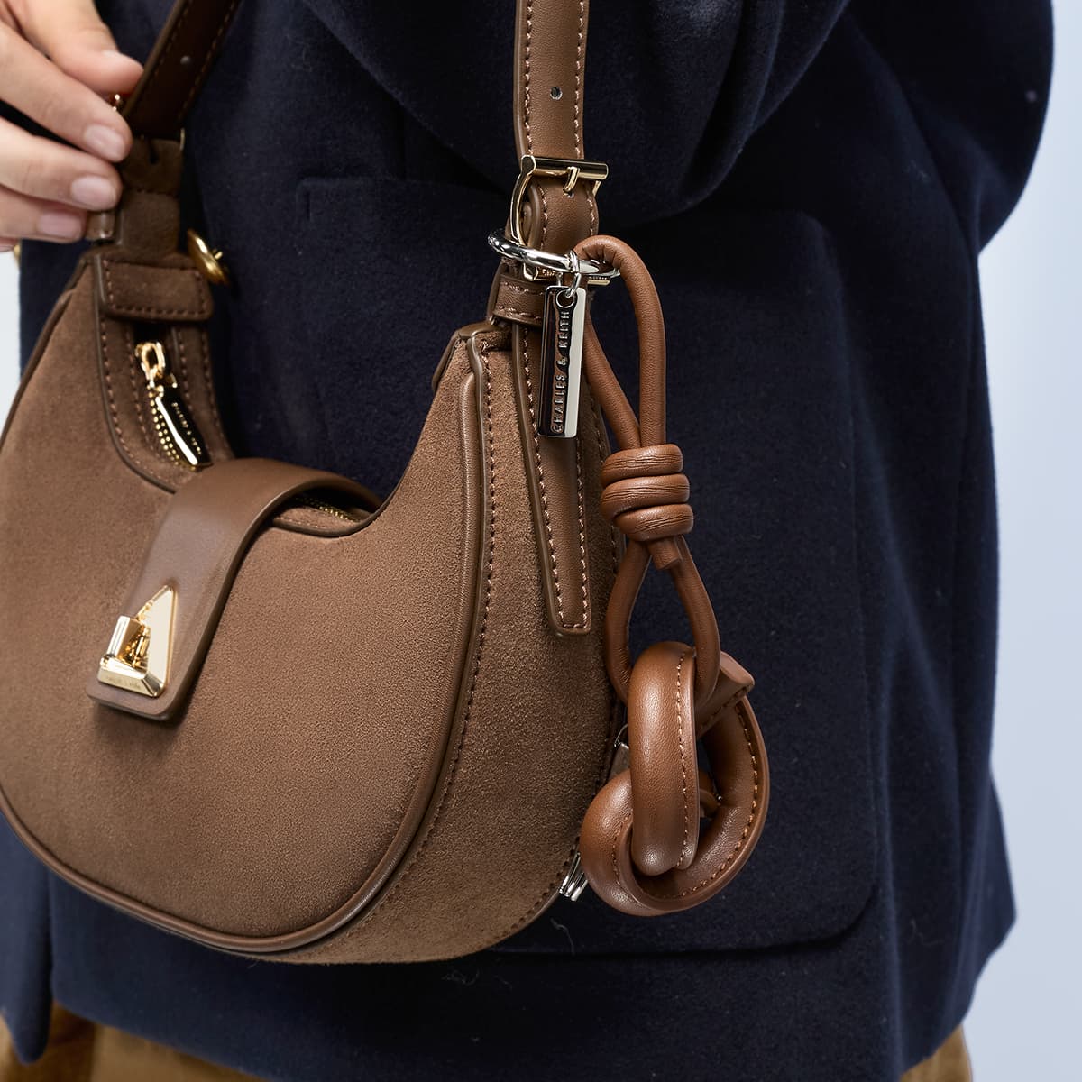 Сумка CHARLES&KEITH Очаровательный брелок для сумки в форме кренделя, искусственная кожа, аксессуары для сумок, унисекс, парный, кленово-коричневый - изображение 5