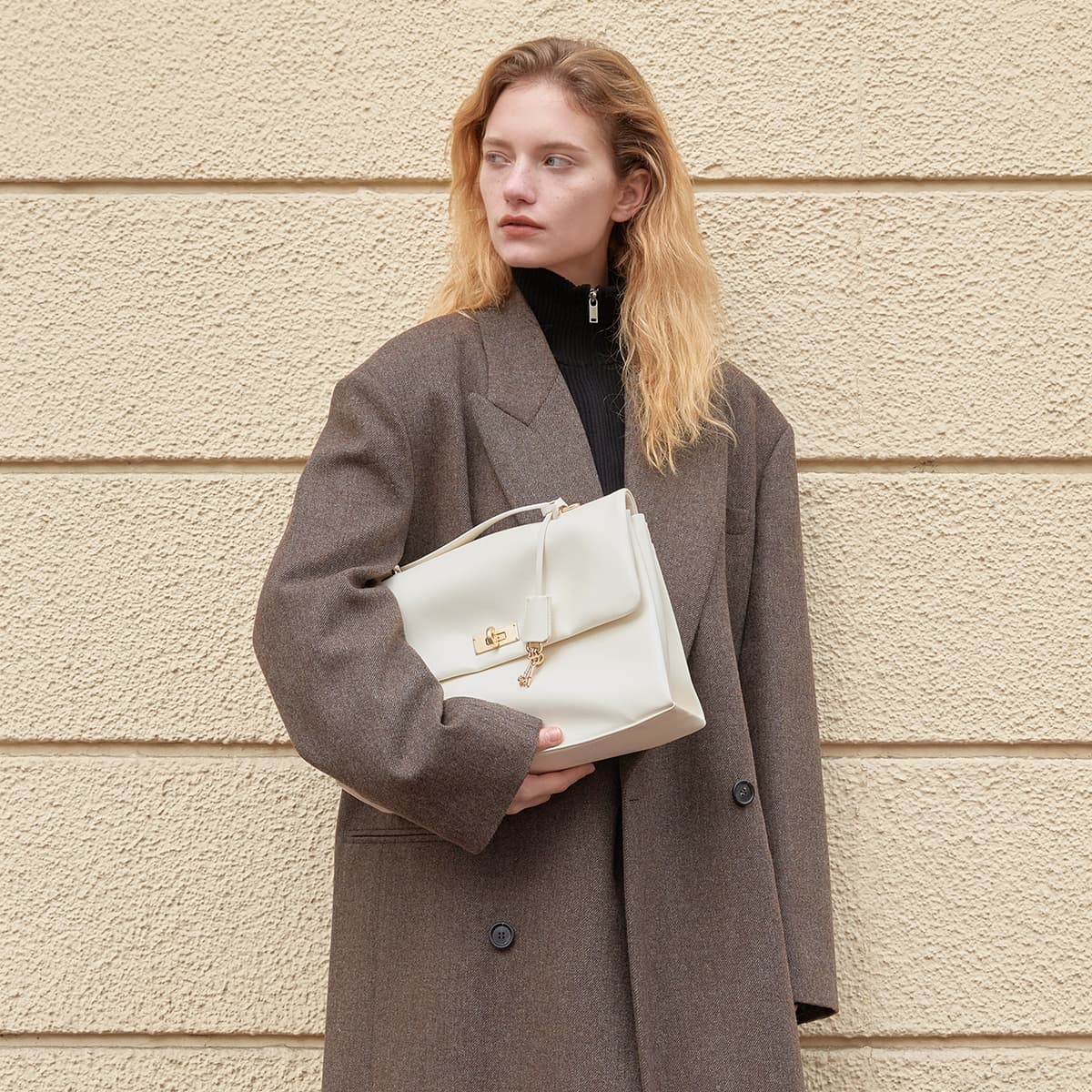 Мини-сумка CHARLES&KEITH Kerry курьерская сумка емкость сумка на плечо брелок включен PU большие женские черный/молочно-белый/пурпурно-красный - изображение 4