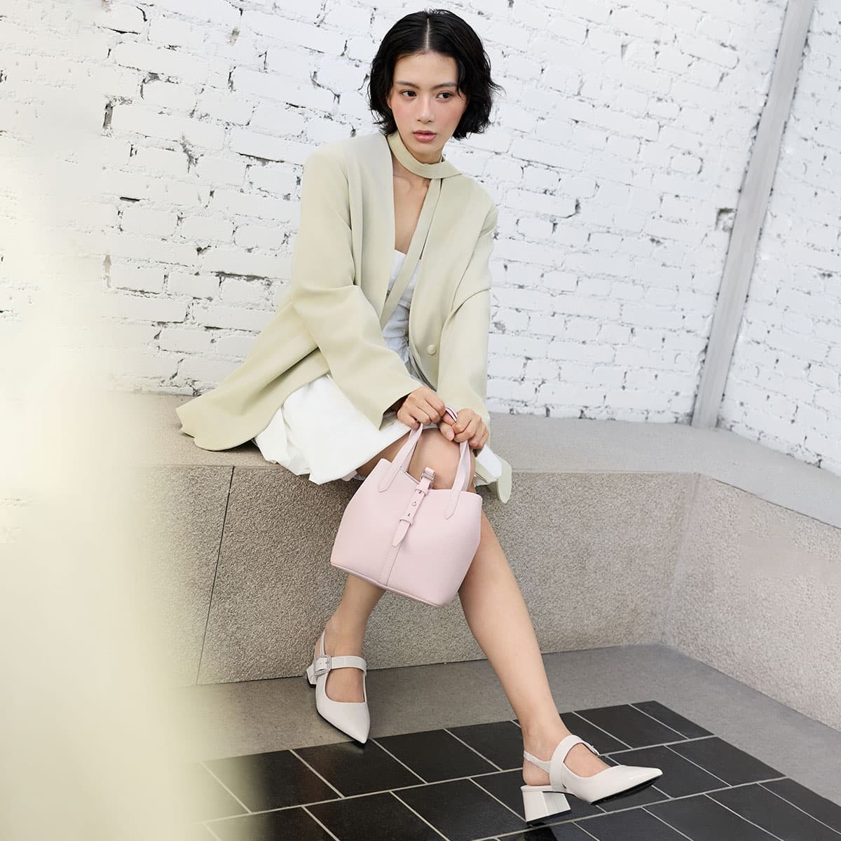 Туфли CHARLES&KEITH PU туфли-лодочки с квадратной пряжкой и стразами, грубый каблук 5,3 см, мел белый - изображение 7