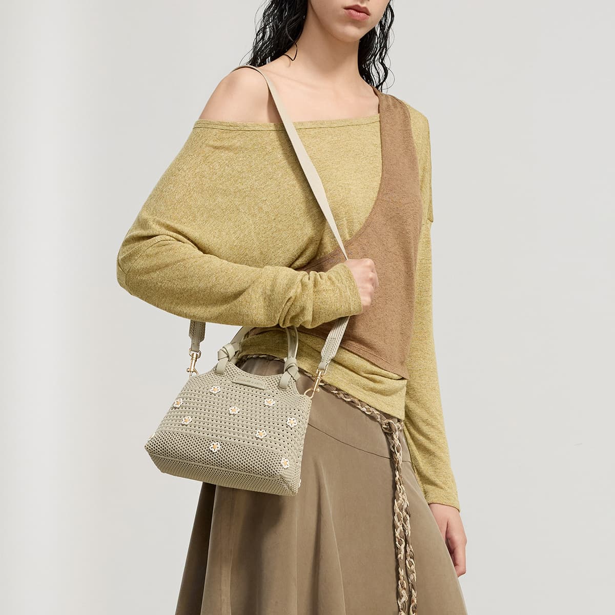 Сумка CHARLES&KEITH Тканая сумка-тоут с цветочным принтом из PU материала, маленький размер, серо-оливковый - изображение 5