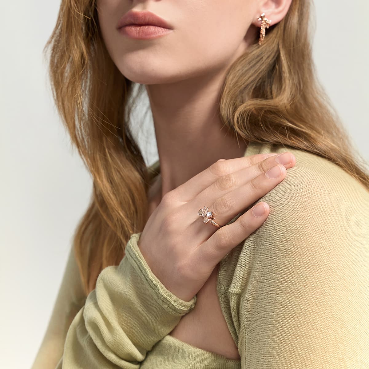 Кольцо CHARLES&KEITH Кольцо с подвеской в виде банта и кристаллами, латунь, розовое золото - изображение 9