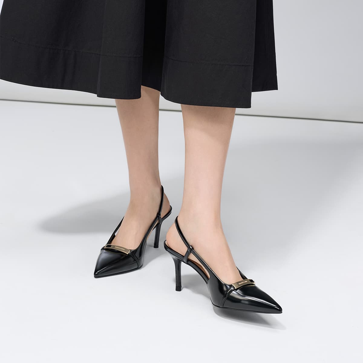Туфли CHARLES&KEITH PU ткань Весна Металлическая пряжка Элегантный черный Заостренный носок Сандалии Узкий каблук Высокие каблуки 8см Женский - изображение 4