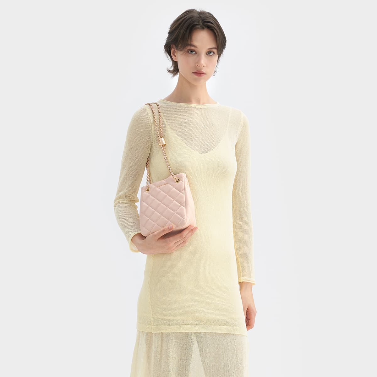 Мини-сумка CHARLES&KEITH Элегантная сумка-тоут с ромбовидным узором и цепью PU через плечо маленький размер женская молочно-белый/черный/светло-розовый - изображение 5