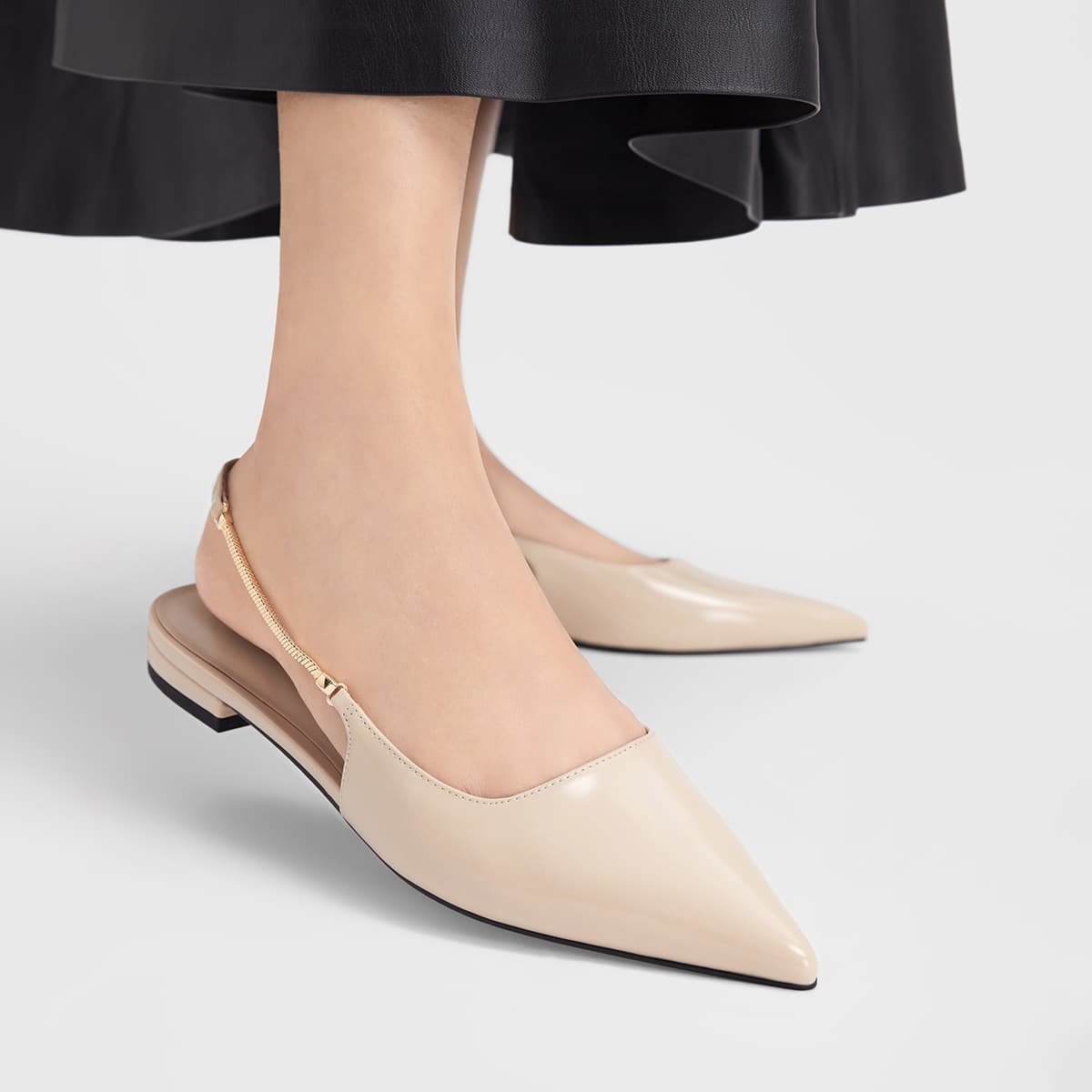 Тапочки CHARLES&KEITH Женские повседневные туфли с цепочкой и заостренным носком PU Французский стиль 2,5 см - изображение 12