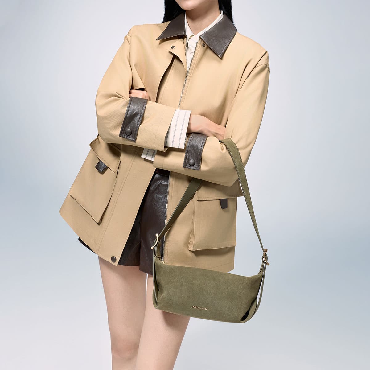 Мини-сумка CHARLES&KEITH Винтажная замшевая сумка на плечо из искусственной кожи, сумка-подушка, маленький размер, женская модель, цвет Deep Olive/Nutmeg Beige - изображение 7