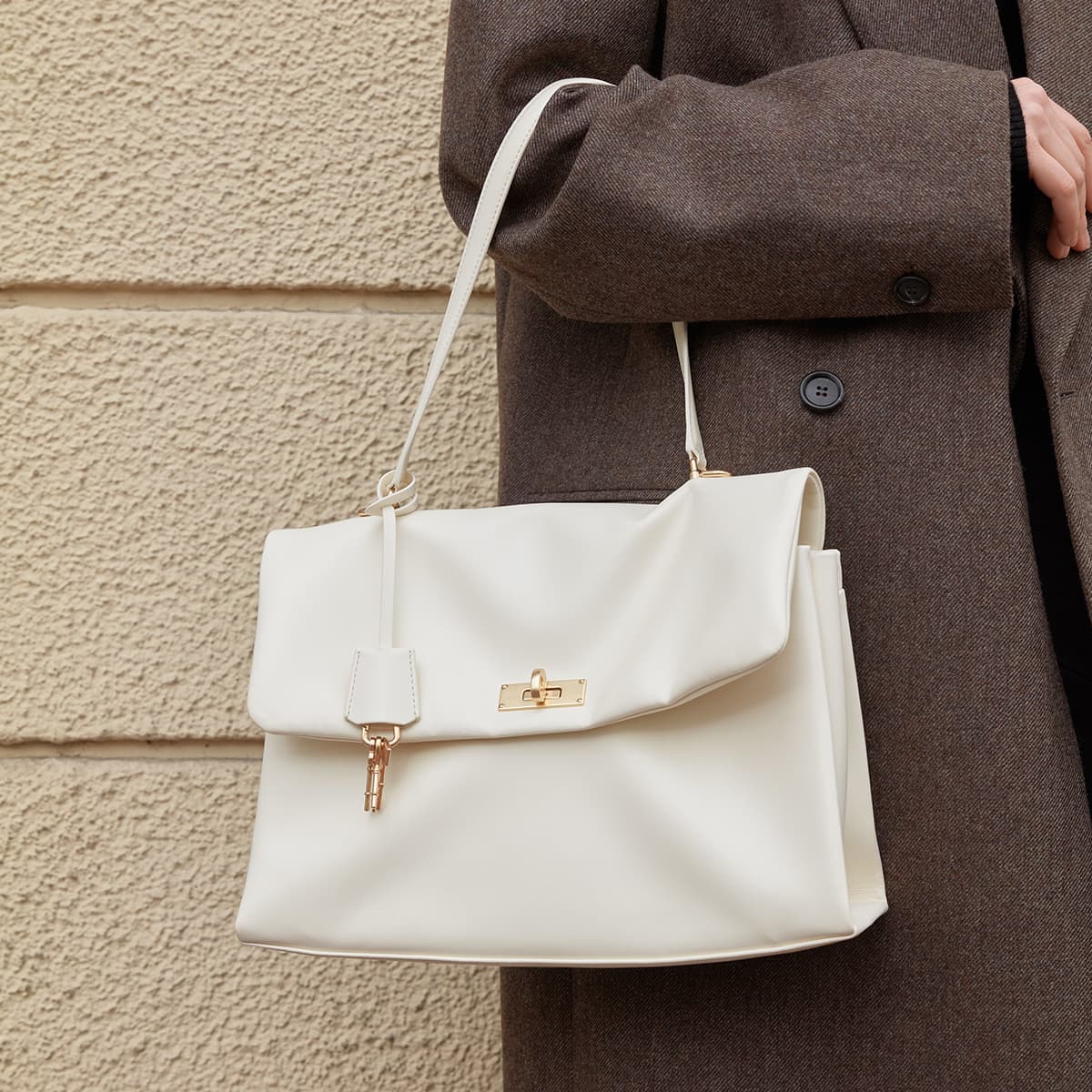 Мини-сумка CHARLES&KEITH Kerry курьерская сумка емкость сумка на плечо брелок включен PU большие женские черный/молочно-белый/пурпурно-красный - изображение 6
