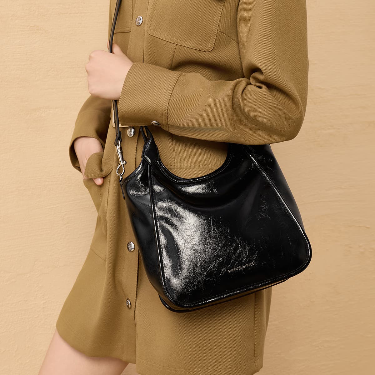 Сумка CHARLES&KEITH Минималистичная сумка-тоут PU маленький размер женский черный/темно-бордовый - изображение 4