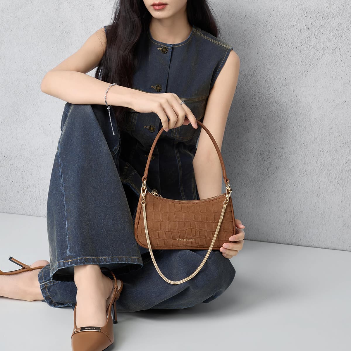 Мини-сумка CHARLES&KEITH Сумка на плечо из искусственной кожи с крокодиловым узором, маленький размер, женская, цвет шоколад/розовый - изображение 5
