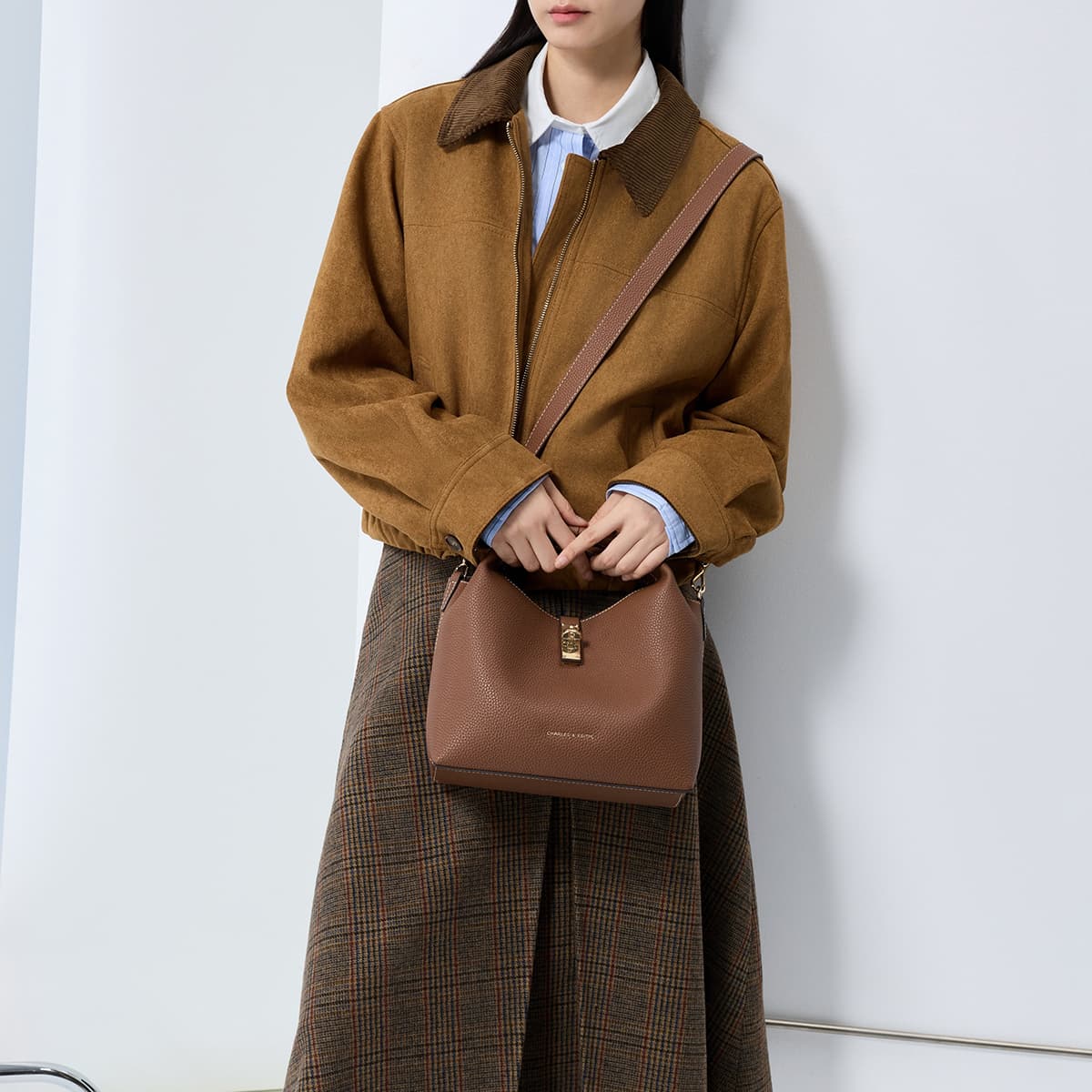 Сумка CHARLES KEITH Синтетическая кожа Корзинка-сумка Сумка-ведро Сумка через плечо Сумки Женские Многоцветный - изображение 5