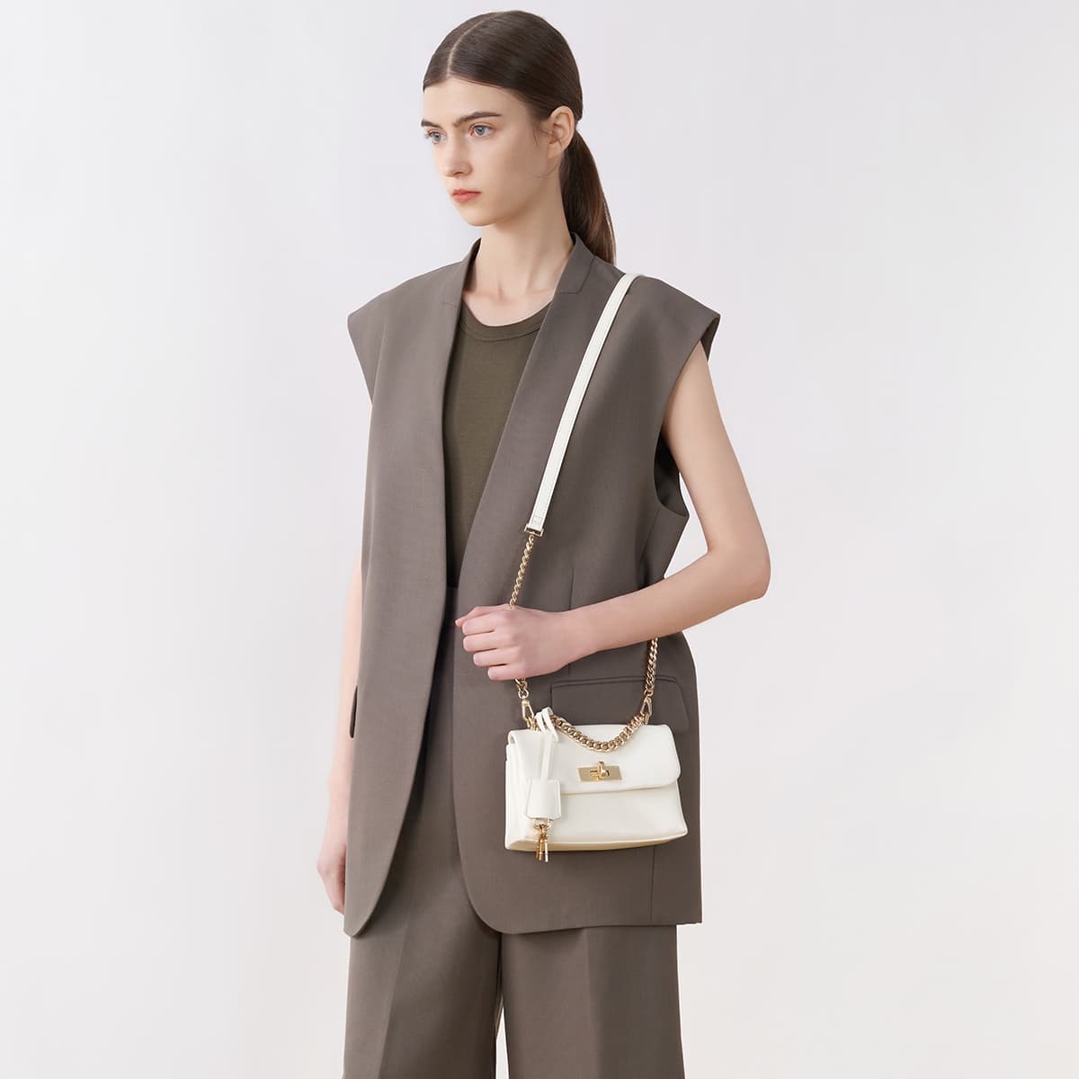 Сумка CHARLES KEITH ПУ (полиуретан) Сумки Маленькие Женские Черный Кремовый Молочный Белый Светло-Розовый Светло-Розовый - изображение 4