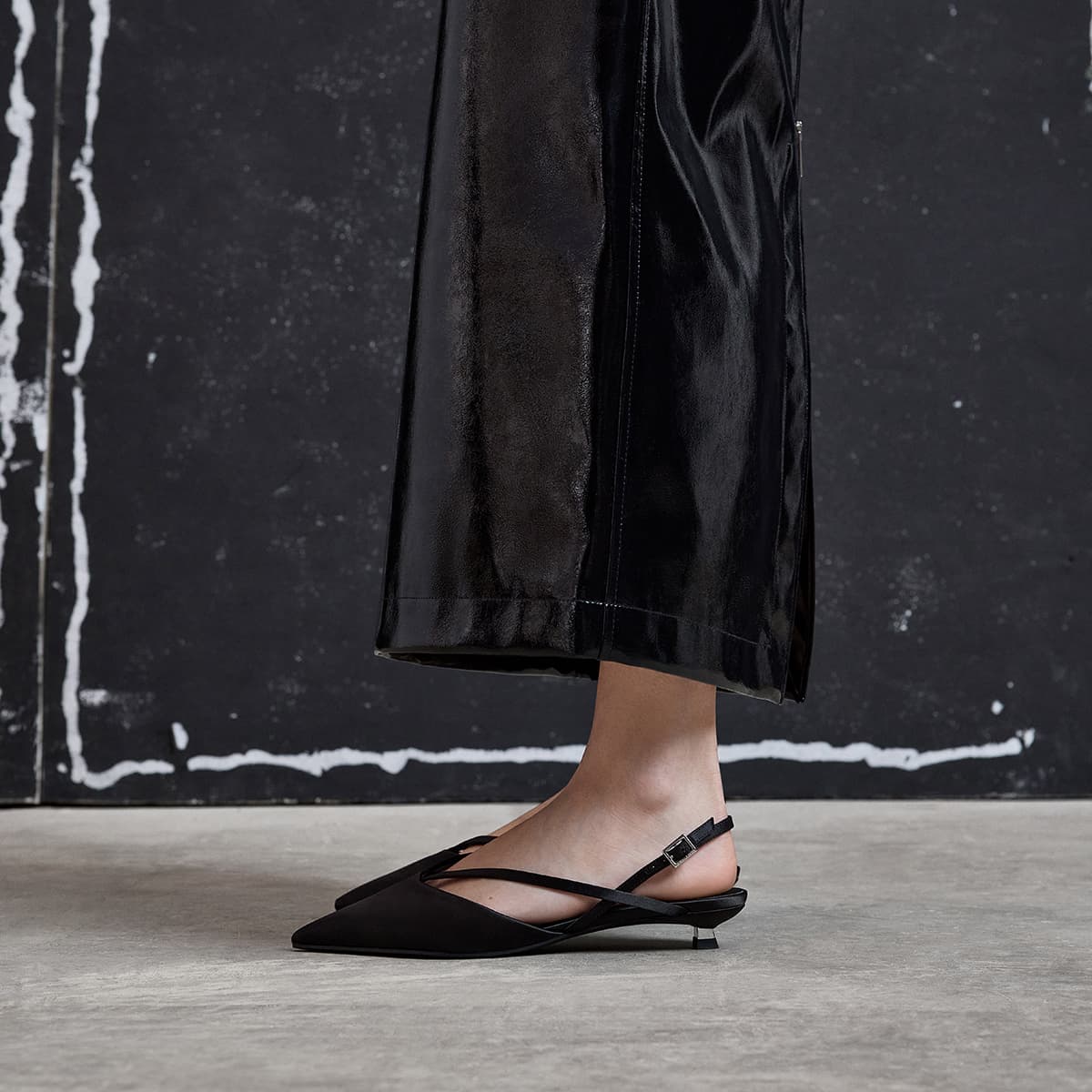 Шлёпанцы CHARLES KEITH Маленький Ck ПУ (полиуретан) Текстиль One Шнуровка Сандалии 2,5 см Женские - изображение 3