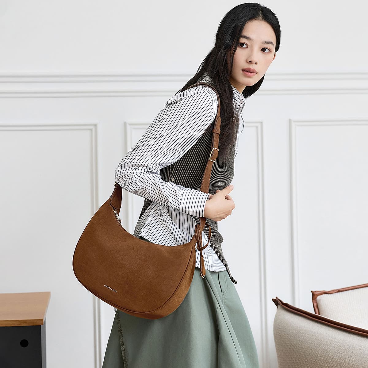 Мини-сумка CHARLES KEITH Сумка через плечо Янтарь Коричневый (Брелок Включен) Женская - изображение 5
