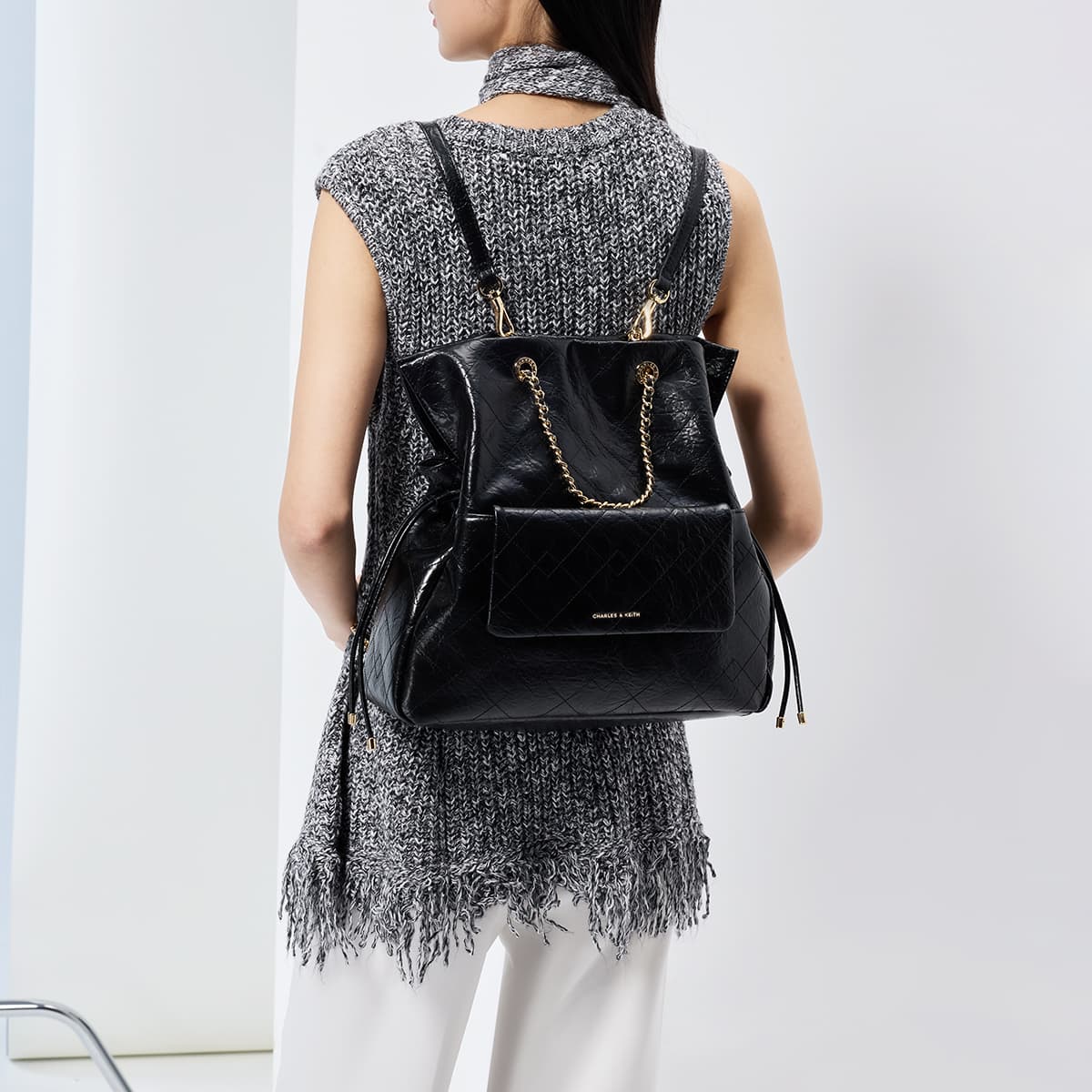 Рюкзак CHARLES&KEITH Летний Привлекательный Рюкзак С Ромбовидным Узором И Шнурком PU Сумки Через Плечо Большой Женский Черный/Кремово-молочный Белый - изображение 6